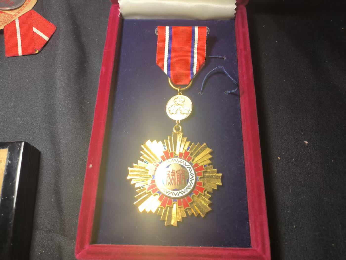 罗岚⭐爱藏⭐甄选专拍第四场-分享拍场赚佣（实体经营） 中华民国 一等（最高）服务奖章带原盒 实发带号 热珐琅多层结构