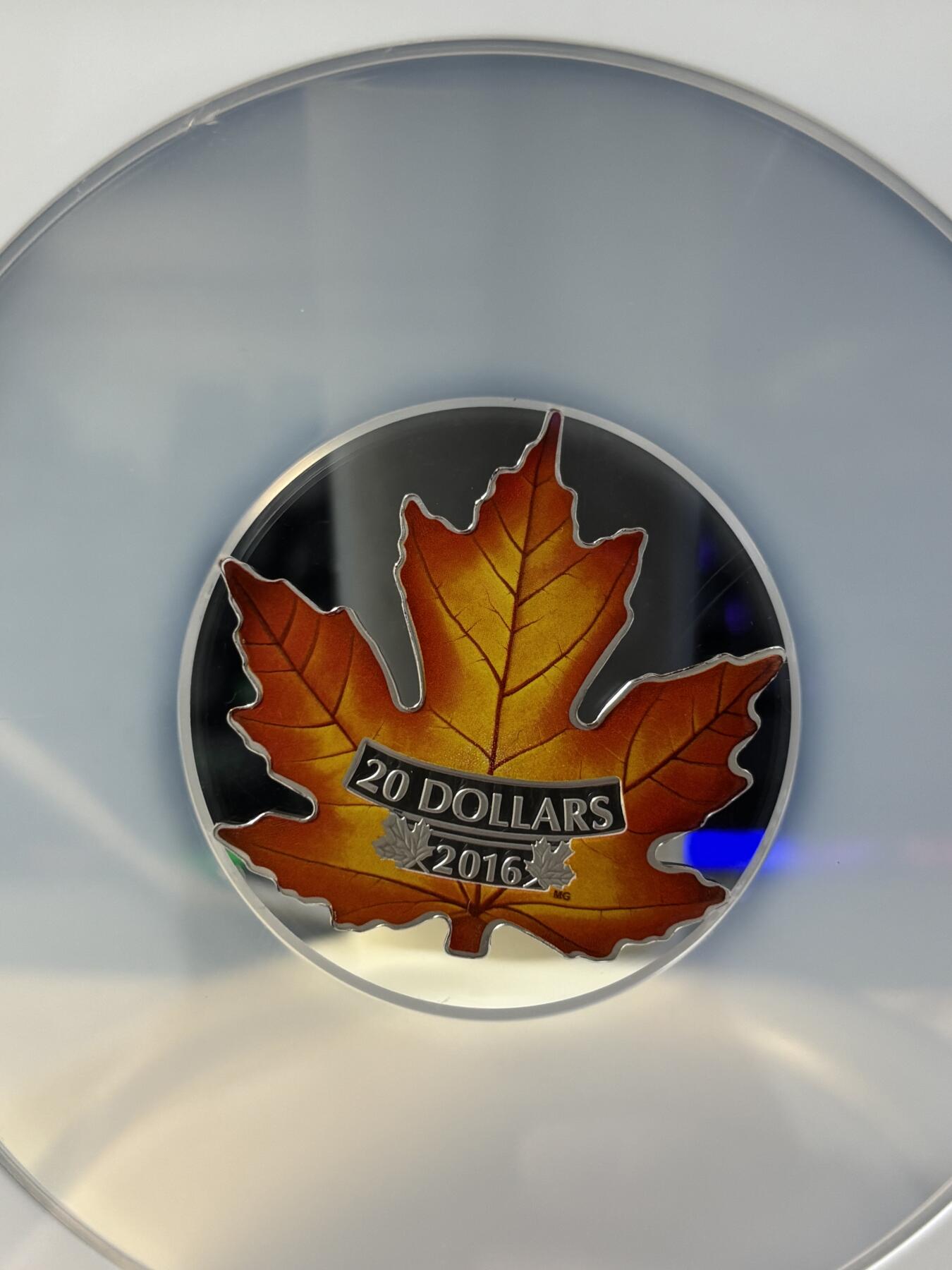 第189期拍卖 加拿大2016年世界首枚全彩色枫叶形1盎司纪念银币NGC-PF69无盒无证书，9999银，发行15000枚