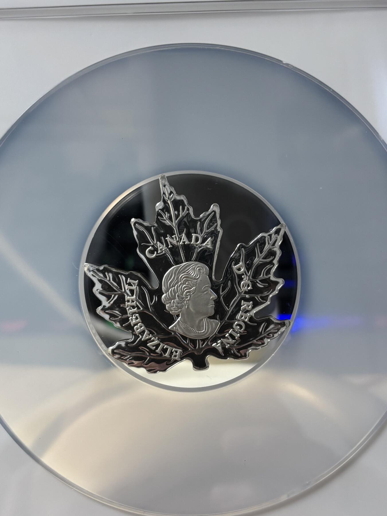 第189期拍卖 加拿大2016年世界首枚全彩色枫叶形1盎司纪念银币NGC-PF69无盒无证书，9999银，发行15000枚