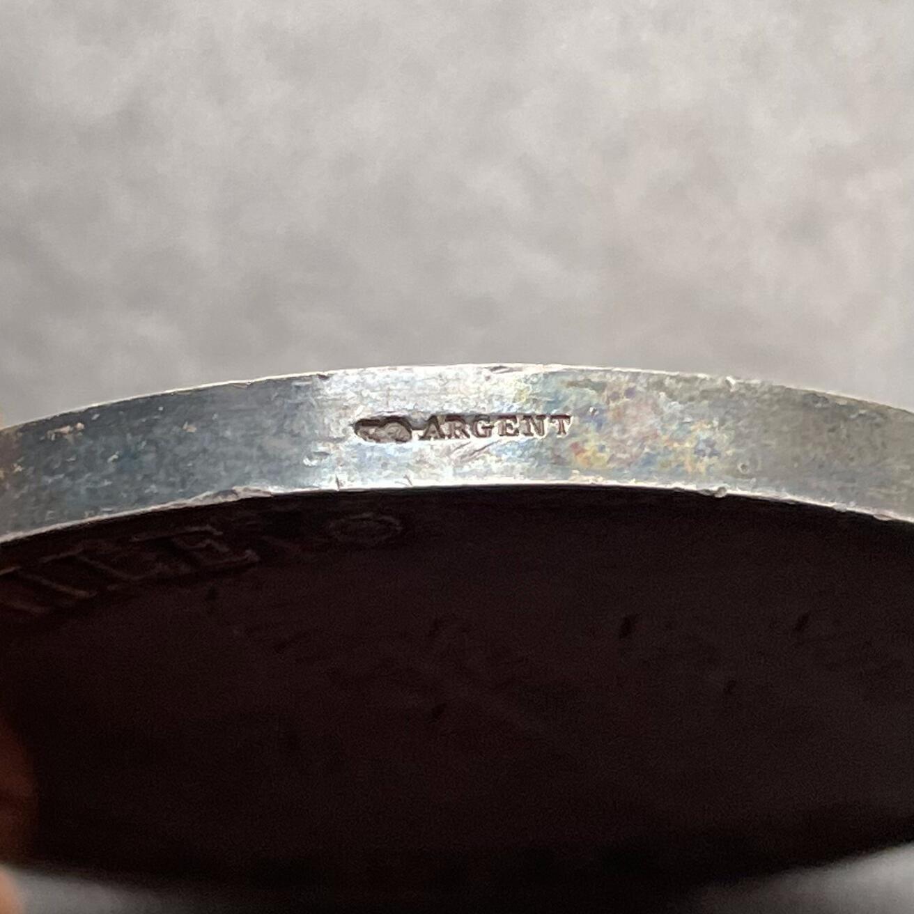 「木头集藏」章牌精品专场！ Oudine～1886年法国孚日省花岗岩与斑岩协会大会银章 ，直径：45 mm，50.5 g，边铭：丰饶角 ARGENT，正面女神的冠冕由教堂、清真寺、庙宇三个建筑组成，很有特色。