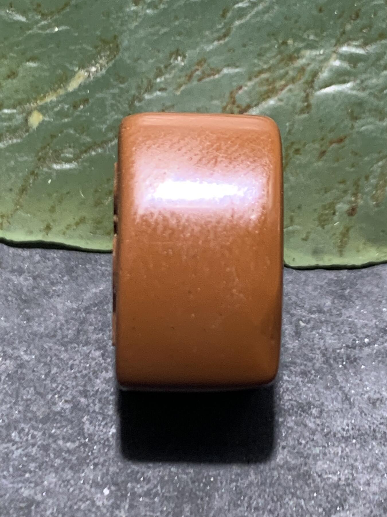 精美戈壁彩玉手工雕刻佛字勒子(背云)一个！