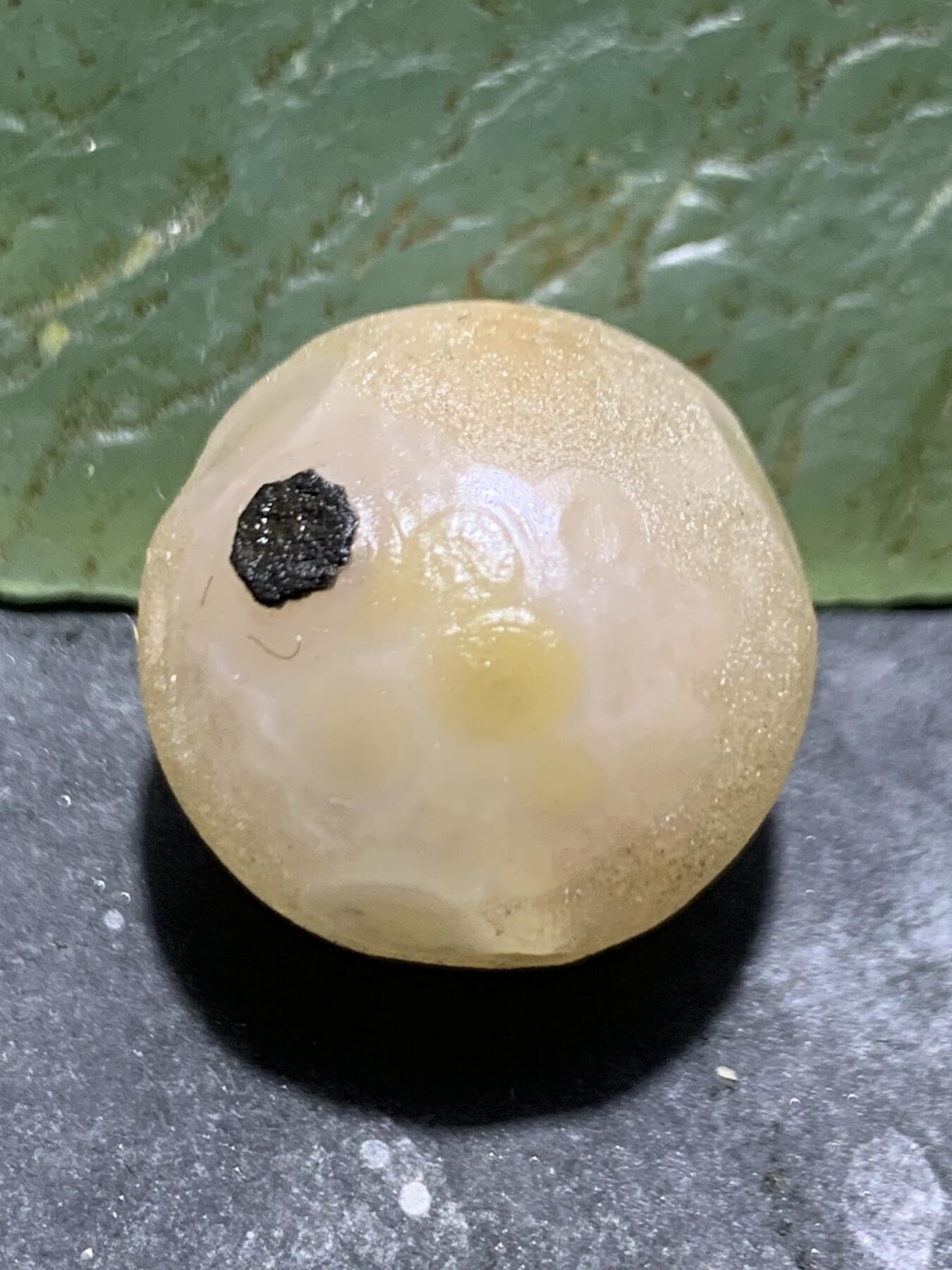 精美原皮冰飘风化纹气泡图案图案战国红玛瑙随形珠一个，