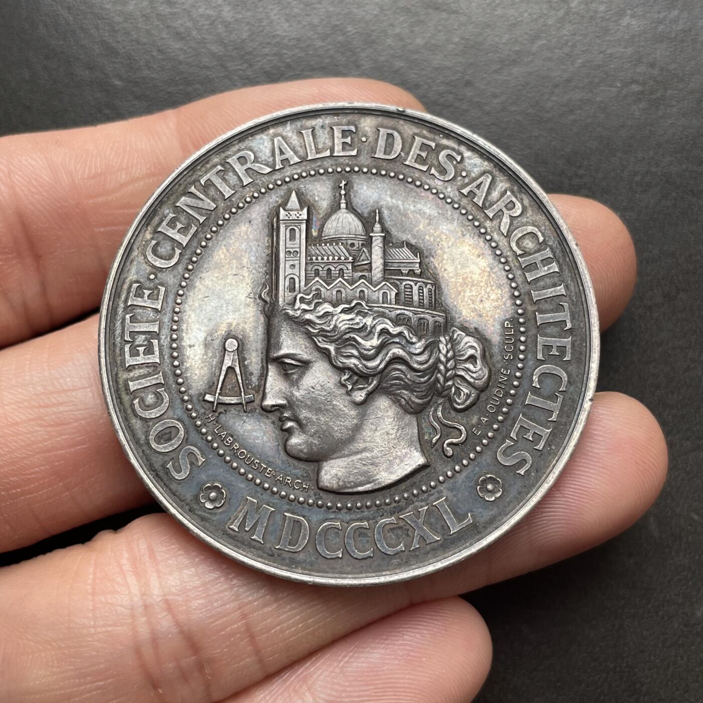 「木头集藏」章牌精品专场！ Oudine～1886年法国孚日省花岗岩与斑岩协会大会银章 ，直径：45 mm，50.5 g，边铭：丰饶角 ARGENT，正面女神的冠冕由教堂、清真寺、庙宇三个建筑组成，很有特色。