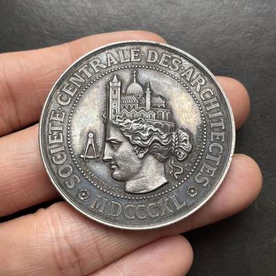 「木头集藏」章牌精品专场！ - Oudine～1886年法国孚日省花岗岩与斑岩协会大会银章 ，直径：45 mm，50.5 g，边铭：丰饶角 ARGENT，正面女神的冠冕由教堂、清真寺、庙宇三个建筑组成，很有特色。