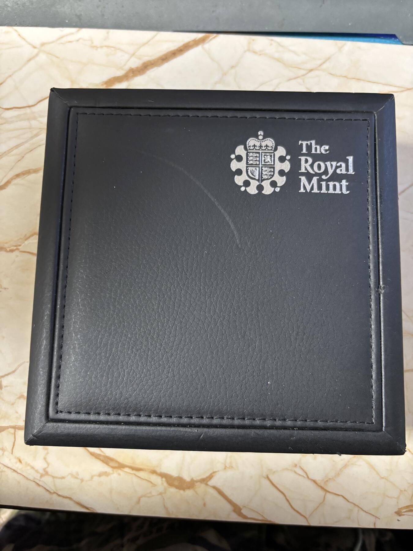 第189期拍卖 英国2013年乔治小王子出生5盎司精制纪念银币，999银，发行1160枚，有氧化，塑料盒有碎