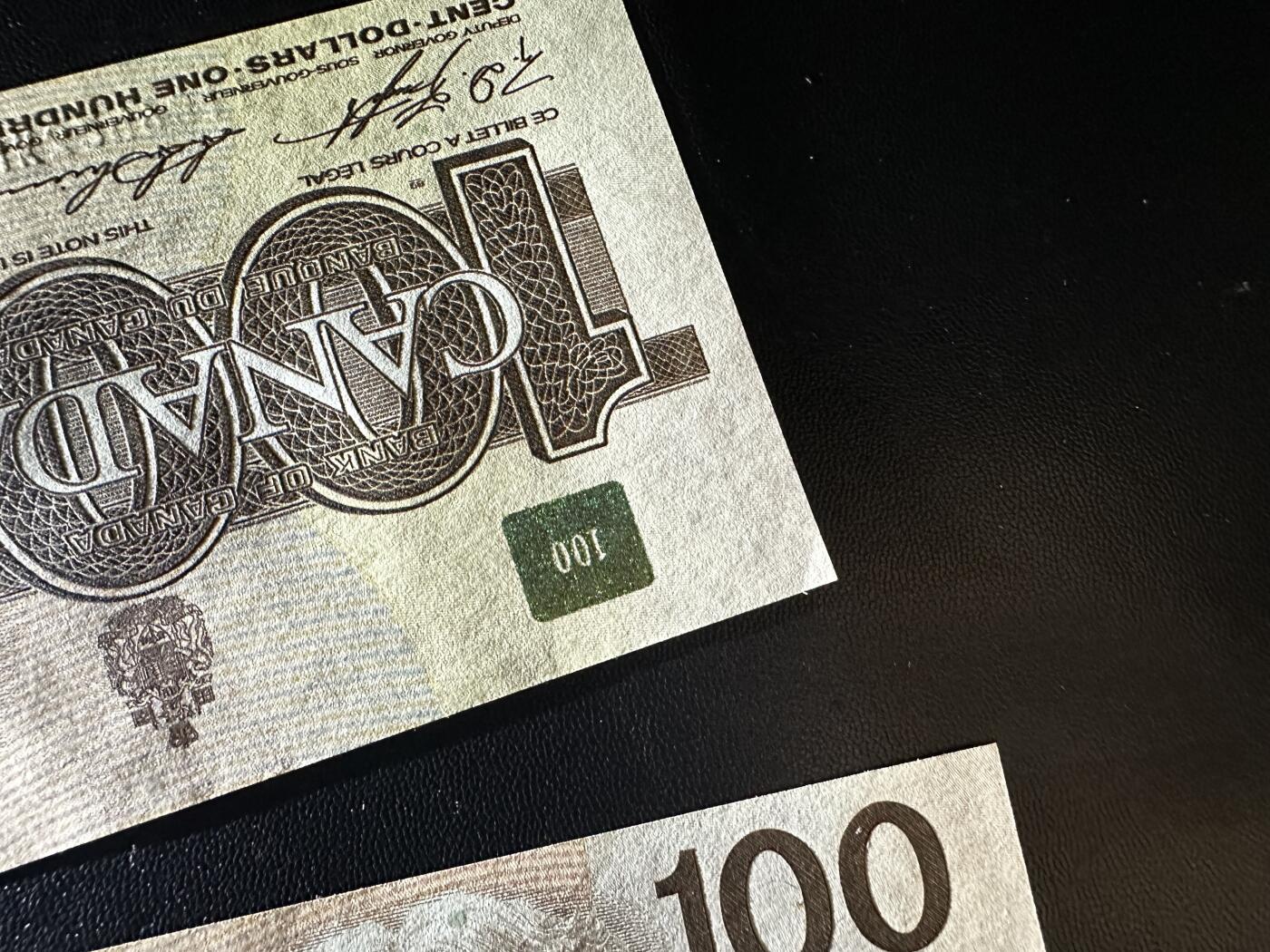 《外钞收藏家》第六百零四期（精品场）（本平台长期征集拍品、欢迎藏友们联系合作） 加拿大鸟100加元 2张一起2个签名 接近全新 边角有些瑕疵 潮点