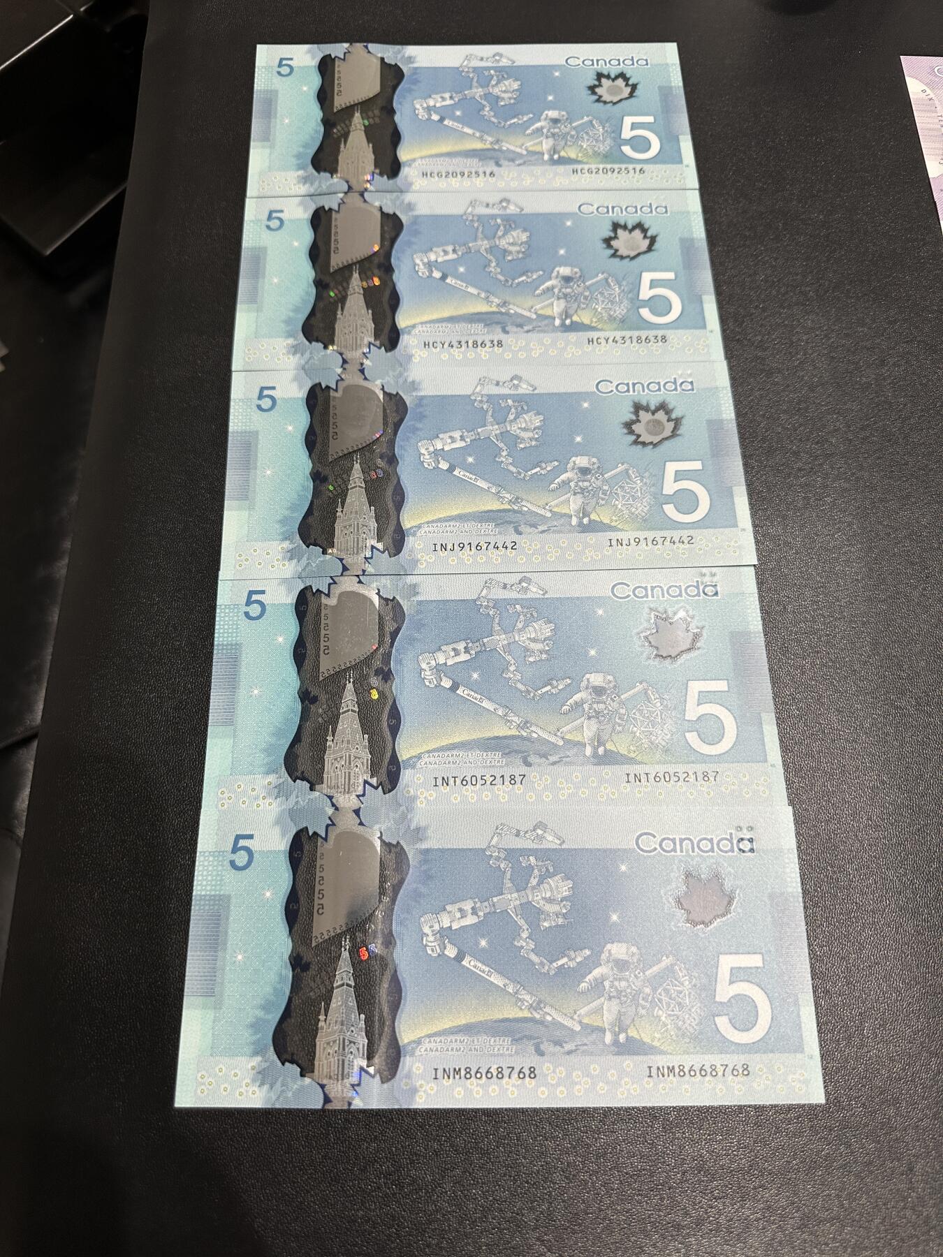 《外钞收藏家》第六百零四期（精品场）（本平台长期征集拍品、欢迎藏友们联系合作） 加拿大5加元 五张一起 五个签名 全新UNC