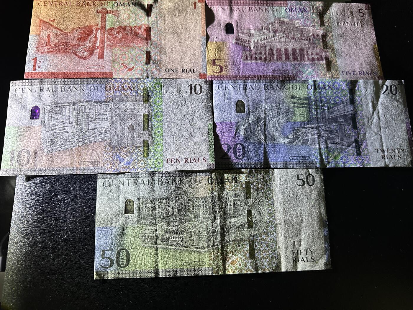 《外钞收藏家》第六百零四期（精品场）（本平台长期征集拍品、欢迎藏友们联系合作） 阿曼1-50里亚尔 7张一起 20和50非全新 其他全新