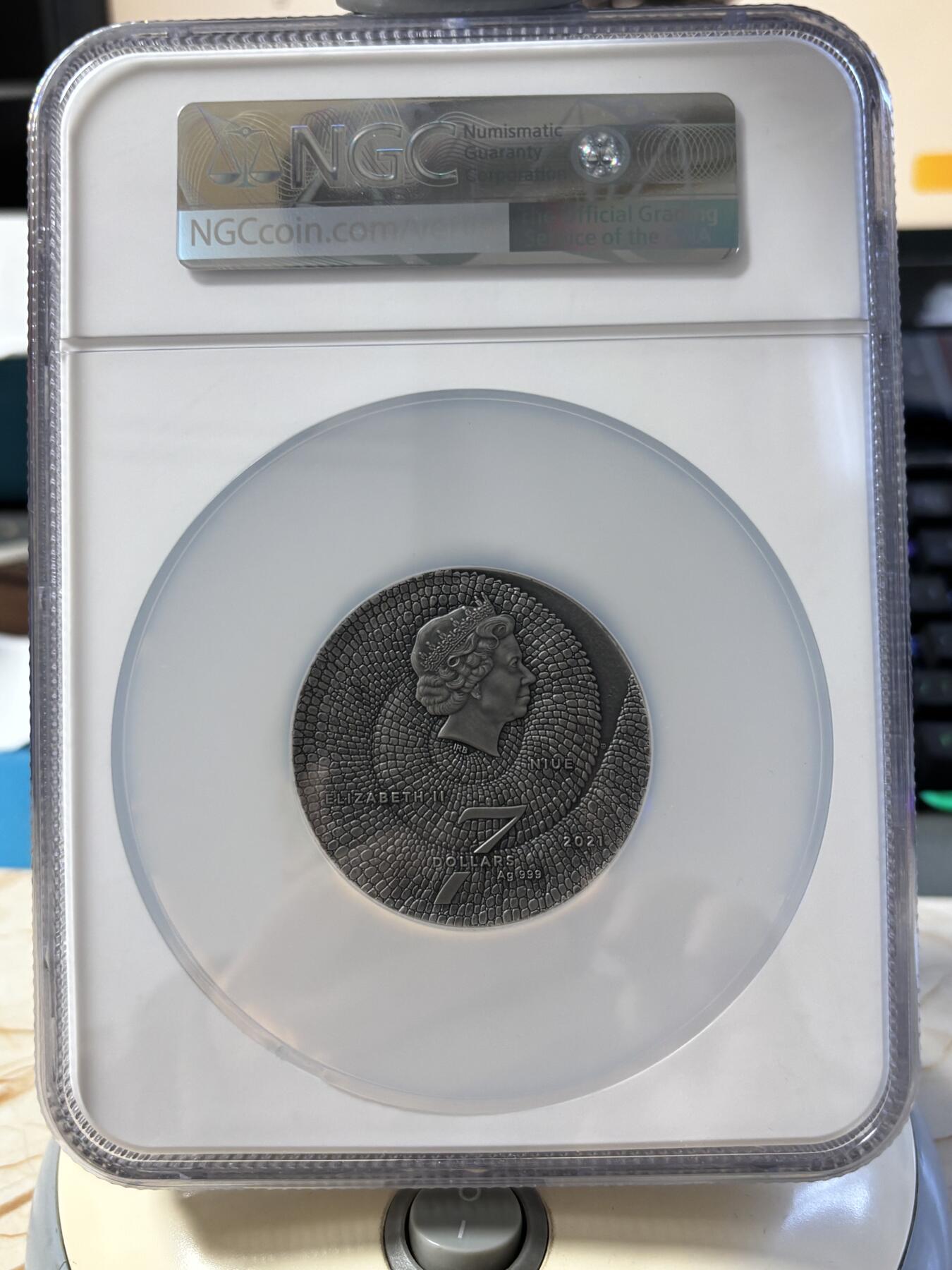 第189期拍卖 纽埃2021年神奇动物系列变色龙3盎司彩色珐琅银币NGC-MS70无盒无证书，999银，3盎司，发行421枚