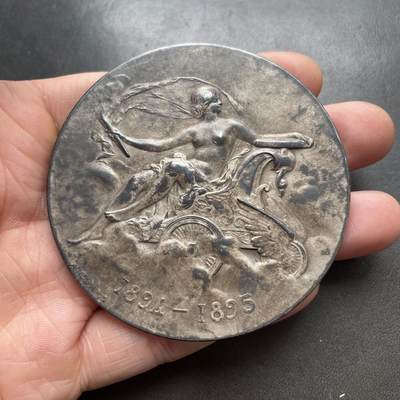 「木头集藏」章牌精品专场！ - Daniel Dupuis～1902年法国汽车俱乐部云霄飞车大银章 ，直径：68mm，138g，边铭：丰饶角 ARGENT。经典的清凉美女章，实物品相不错，只是正面包浆不太均匀。根据背面铭文，此章是法国汽车俱乐部在1902年组织的一次剑术精英赛中授予拉博德伯爵的。1902年2月28日的《投石党报》刊文记载了这一盛事：“拉博德伯爵挥舞着剑，赢得了热烈的掌声”。  