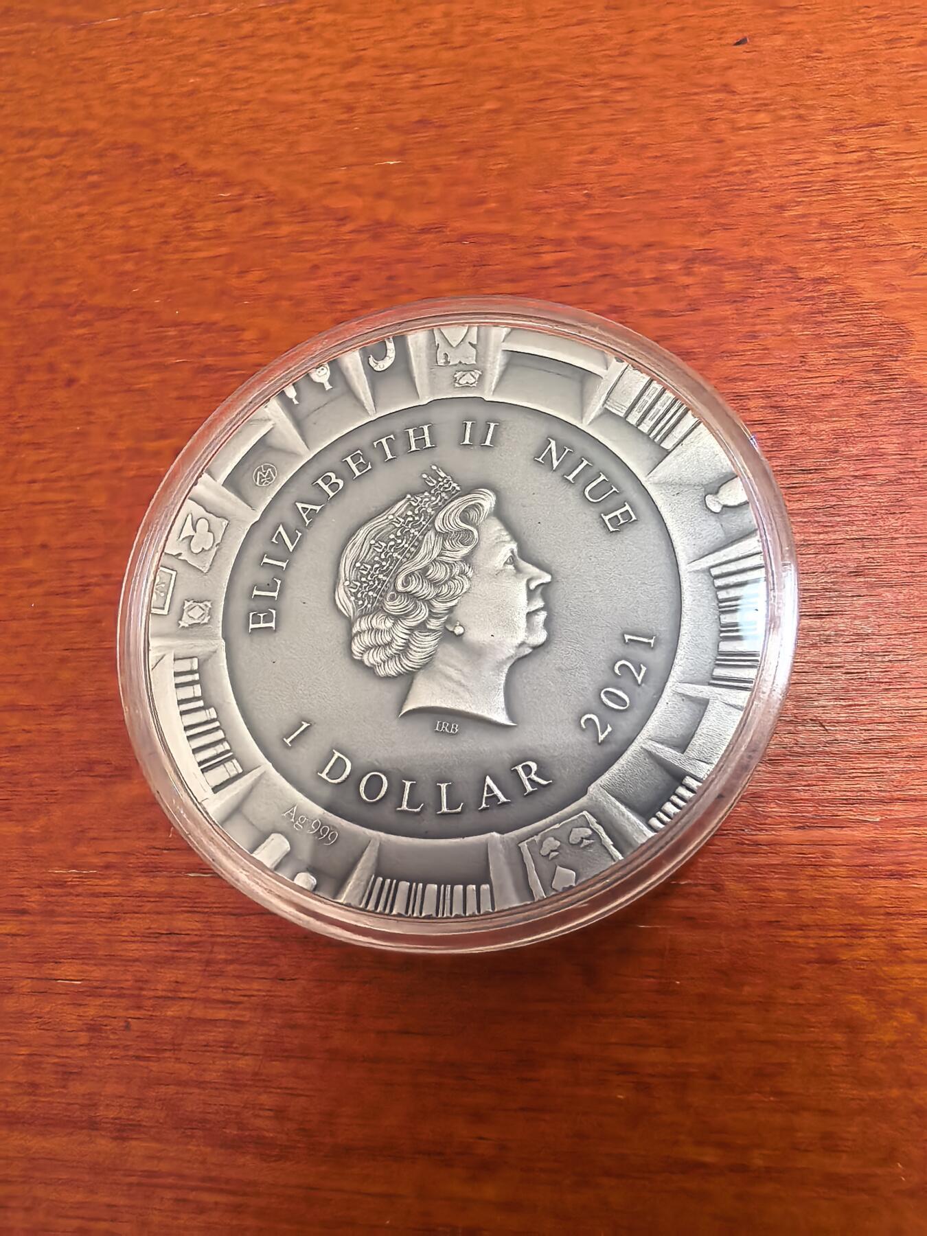 长老汇蛇年精选第九十四场拍卖 2021纽埃《爱丽丝漫游奇境记》彩色仿古银币，1盎司999银，高浮雕，UV彩色打印技术，1000枚，立陶宛造币厂出品，主题是爱丽丝掉进兔洞里，盒子内部设计成兔洞形状