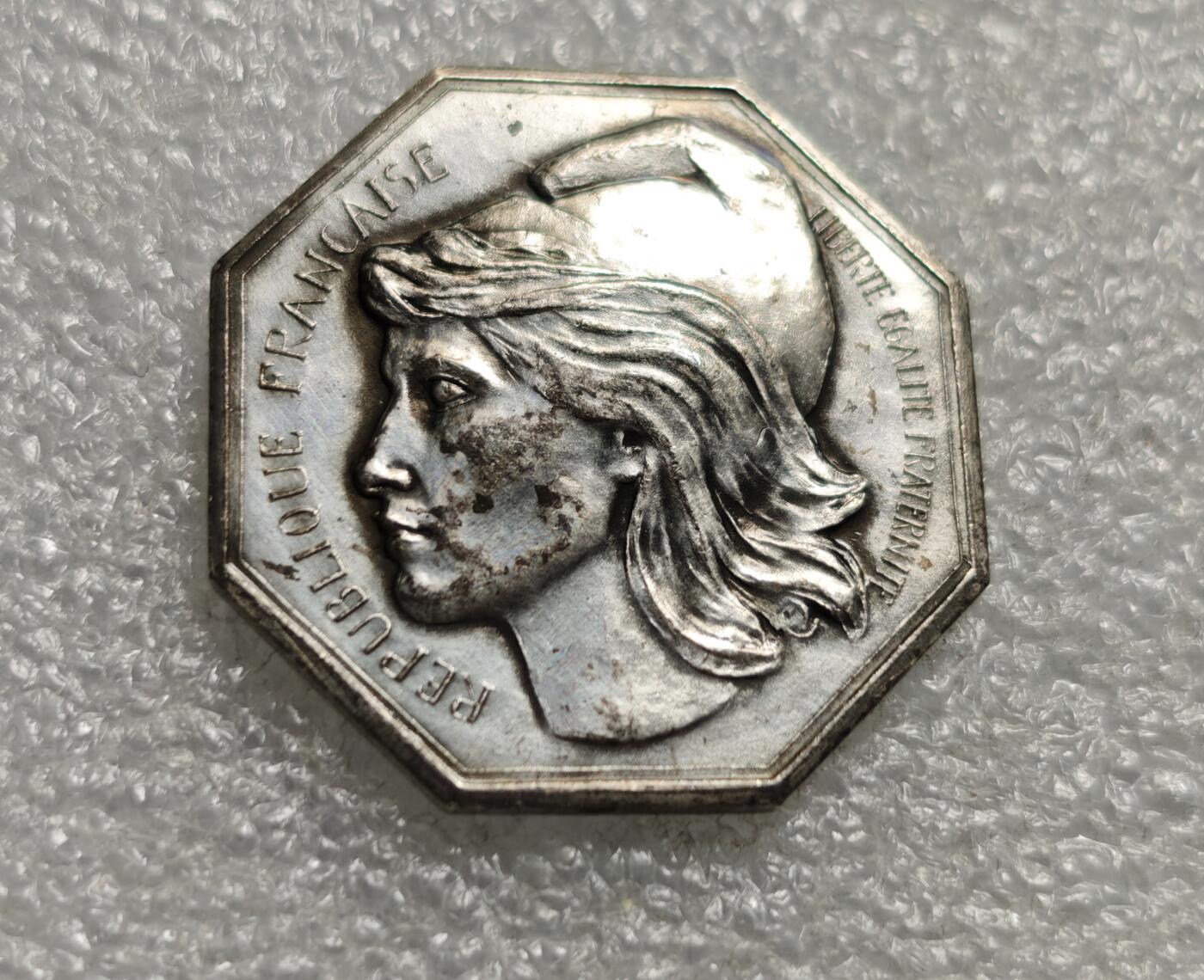 瓶子🏺第226期拍卖会  20世纪法国自由帽背面浑天仪JETON镀银铜质八角型代币章  16.33克