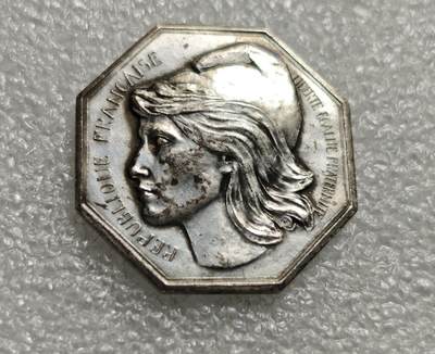 瓶子🏺第226期拍卖会 -  20世纪法国自由帽背面浑天仪JETON镀银铜质八角型代币章  16.33克