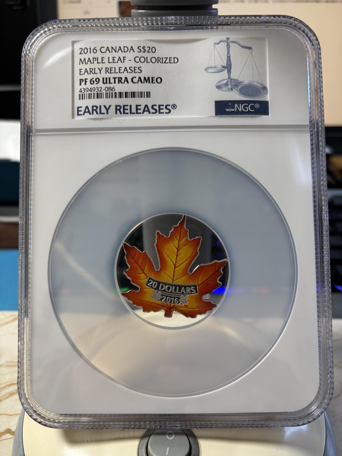 第189期拍卖 加拿大2016年世界首枚全彩色枫叶形1盎司纪念银币NGC-PF69无盒无证书，9999银，发行15000枚