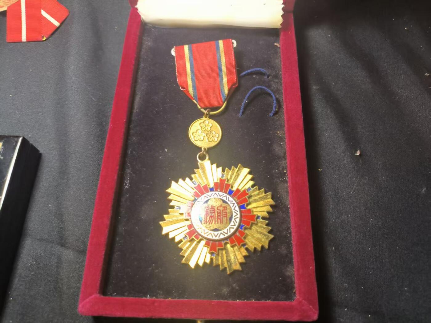 罗岚⭐爱藏⭐甄选专拍第四场-分享拍场赚佣（实体经营） 中华民国 一等（最高）服务奖章带原盒 实发带号 热珐琅多层结构