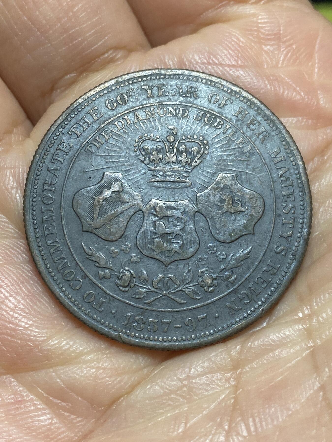 2026年第十三场(总第一百八十二场）外国好品散币场(免佣金) 少见–英国🇬🇧1897年纪念章，直径31.8毫米，厚1.8毫米，重11克(维多利亚女王登基60周年钻禧纪念章，刻画维多利亚女王、爱德华七世、乔治五世和年幼的爱德华八世祖孙四代)