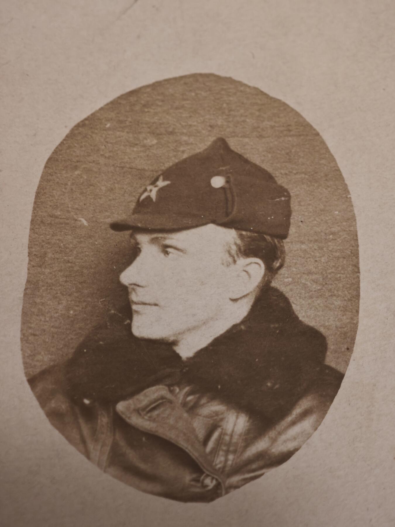 橙子收藏第一期 拍摄于1939年的苏联空军机组人员（飞行员/空中机枪手）纪实照片，人物名为尼基塔，是二战爆发前夜苏联空军备战浪潮中的一员。