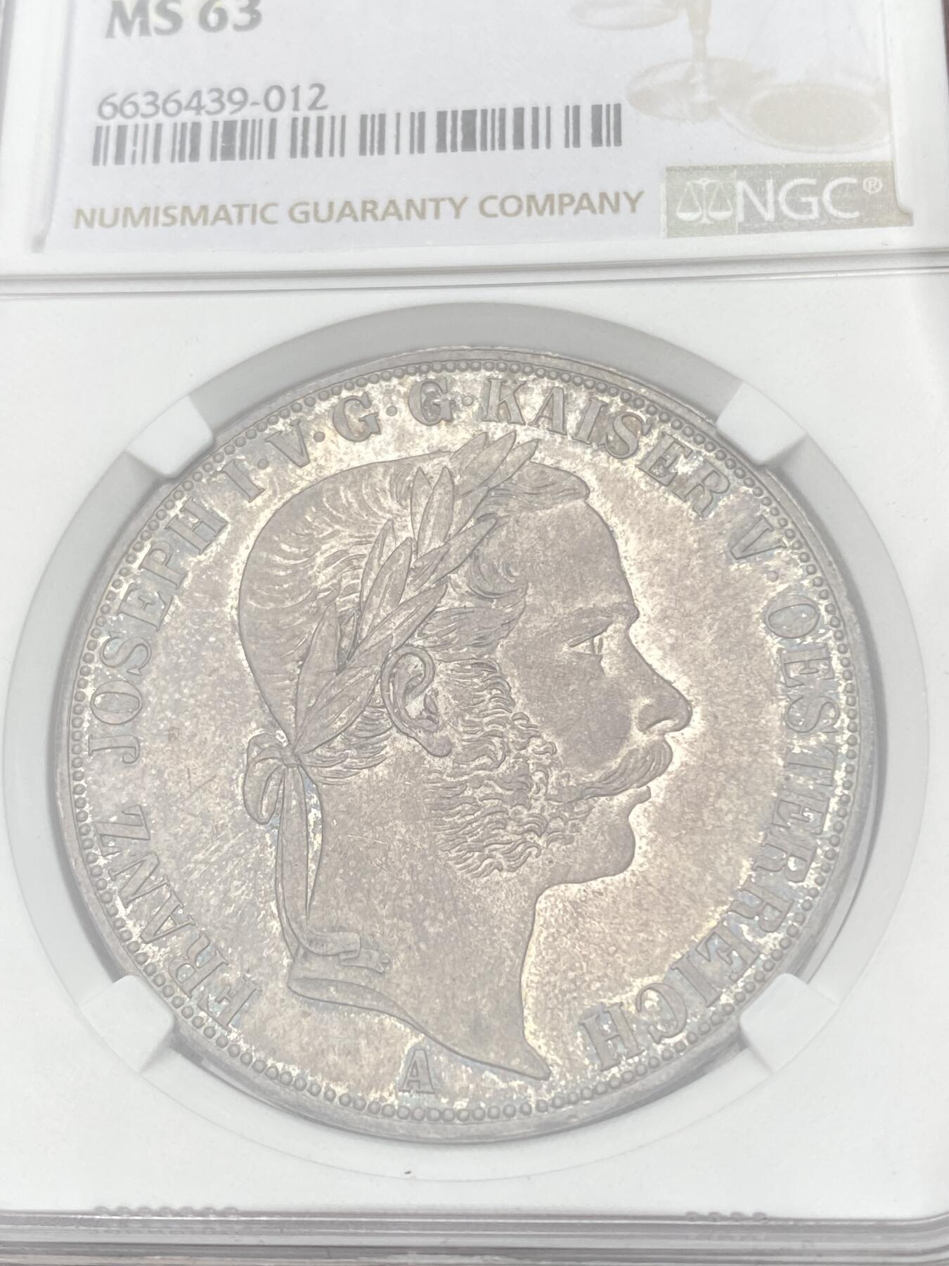 万国钱币拍卖第059期 NGC MS63 NGC MS63 1867年奥地利弗朗茨一世双头鹰流通2泰勒 维也纳货币协议的产物 和常见的德国2泰勒形制一般无二 除了1857年发行的大名誉品南方铁路2泰勒外 奥地利只在1865~67三年间发行过流通2泰勒（其中65年为早期头像版 ） 1867年的发行量为8300枚 在流通2泰勒中算是非常少的存在 极其原味的纸袋包浆 完全未动过的原始状态 HA一月拍卖64分成交价8540美金