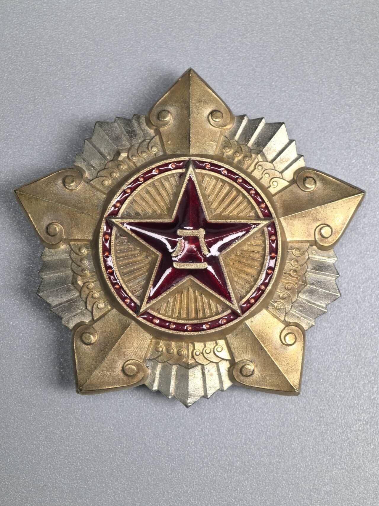 小驴勋章奖章收藏1月24日周六晚六点拍卖（珍爱和平，收藏战争，铭记历史，勿忘国耻，忠党爱国。有偿代拍，送拍规则在简介最后，参拍须阅读规则后再参拍，关系到运费包装发货时效真假辨别等关键信息，拍卖时不再发原图，看大图店主微信码在拍卖店铺介绍里）