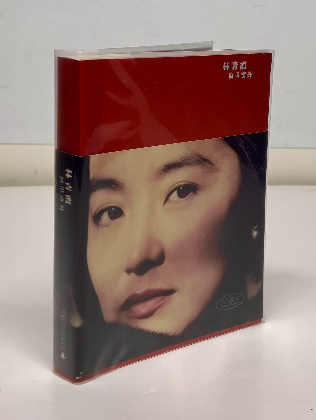 零元拍：她，风华绝代，她，一代女神，她就是林青霞。林青霞亲笔签名著书三部曲之《窗里窗外》