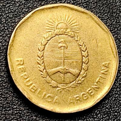 泉币菌-第173场- 精品福利场 - 1986年阿根廷 10比索黄铜币.太阳下的阿根廷握手. 21.5mm.
