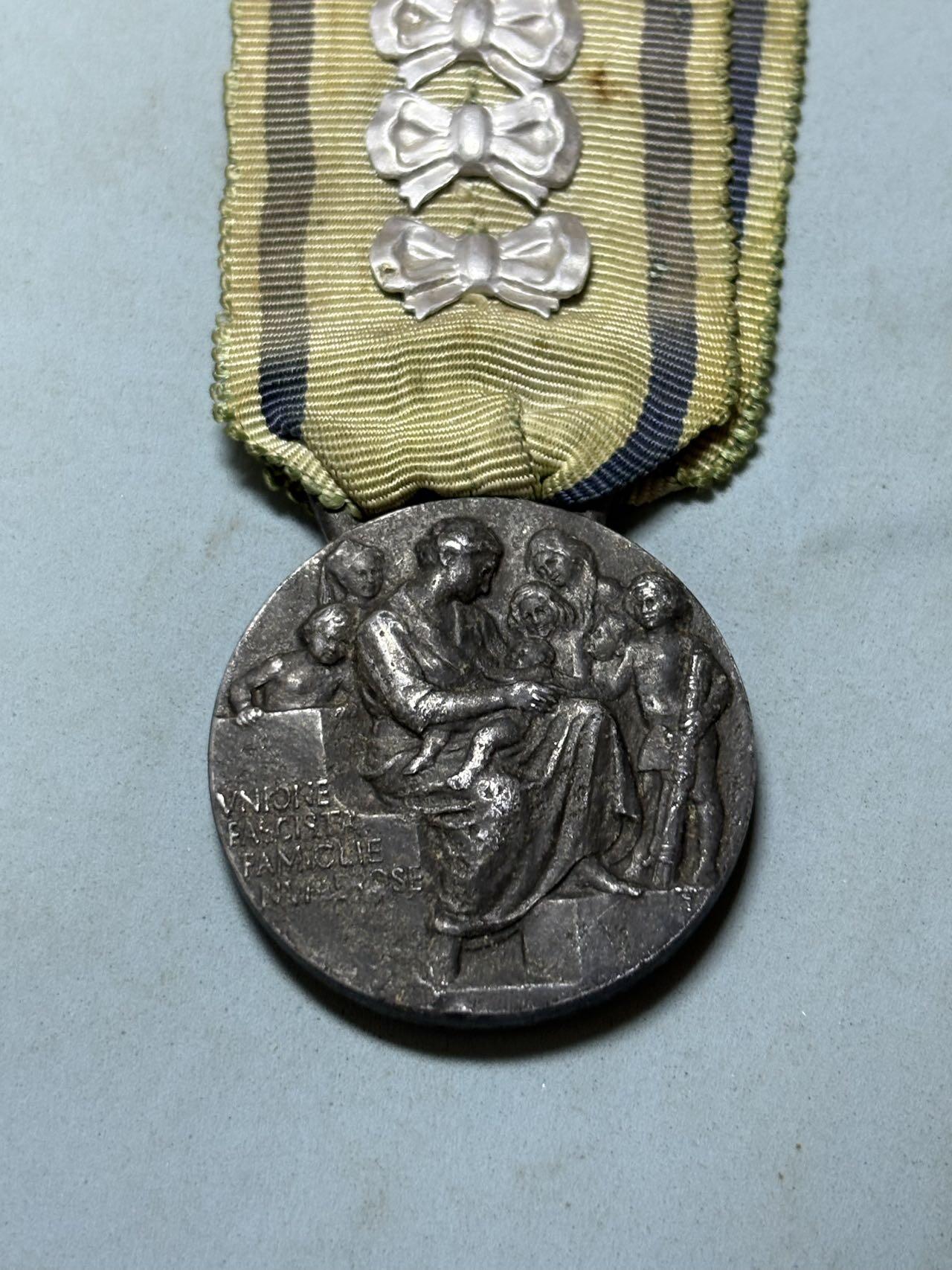 盛世勋华——号角文化勋章邮票专场拍卖第301期 意大利母亲奖章 10个花结