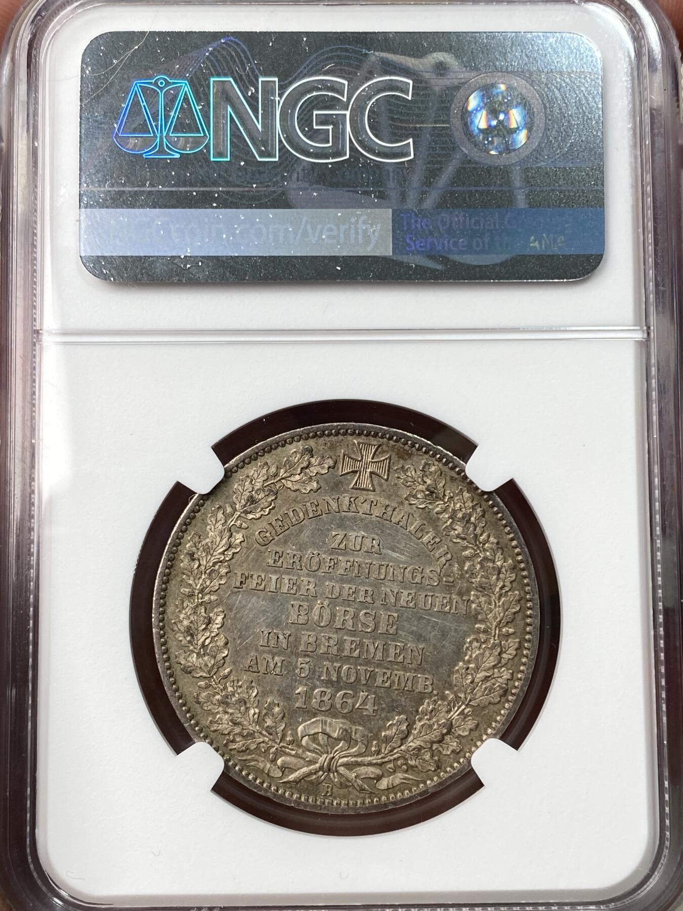 万国钱币拍卖第059期 NGC UNCD 1864年德国不莱梅证券交易所1泰勒 发行量仅5000枚联合泰勒名誉品种 其建筑细节刻画丝丝入扣 均匀香槟色五彩包浆非常养眼