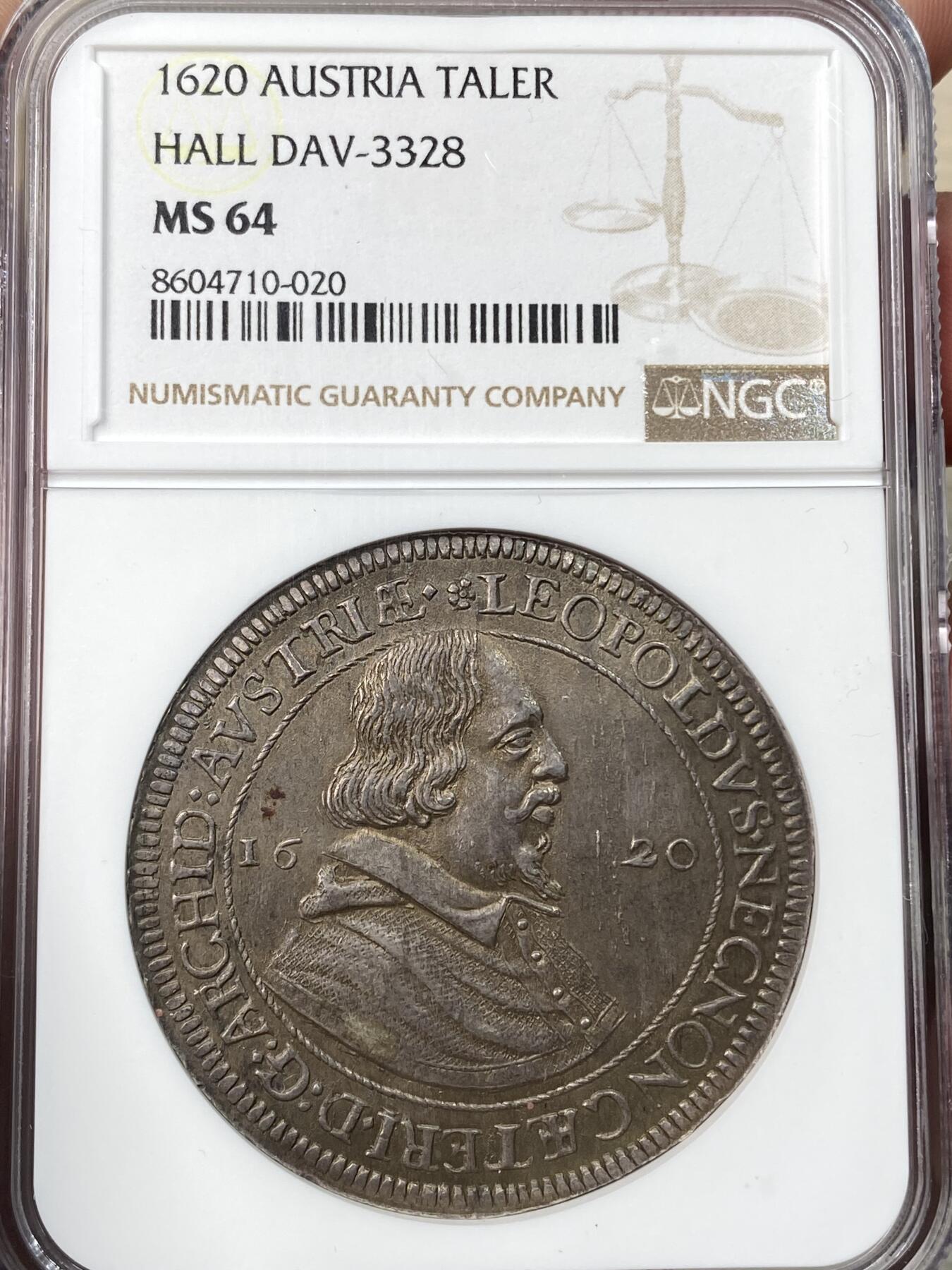 万国钱币拍卖第059期 NGC MS64 1620年神圣罗马帝国利奥波德五世纹章大泰勒 哈尔厂铸造 均匀一色的欧陆五彩包浆 历经四百余年时光洗礼依然保持如此顶级品相 足以证明每任藏家都对其爱护有加 NGC冠军分