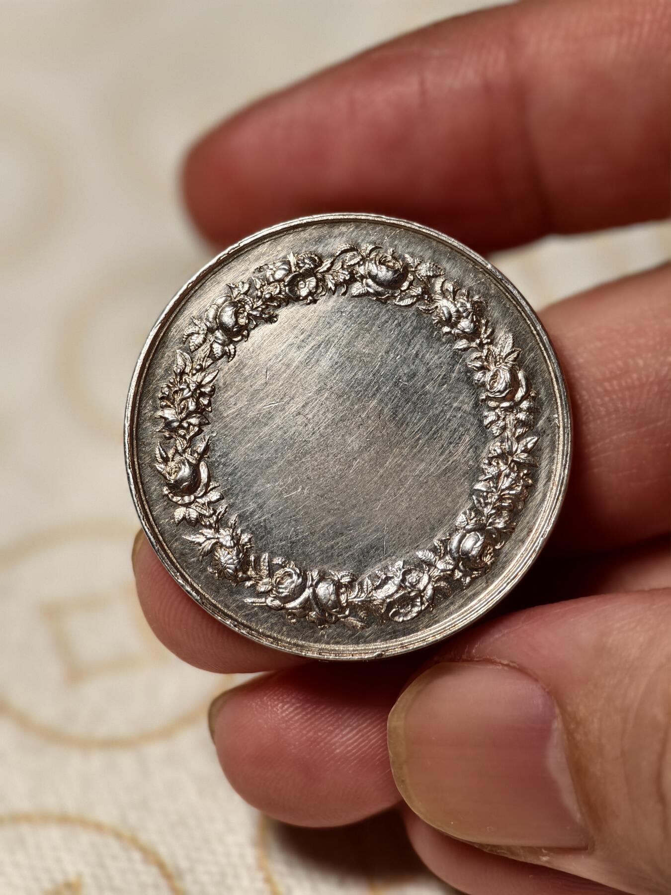 抚柳草堂-第十期章牌钱币  奖章勋章限时免佣 满百包邮 放漏专场 1879法国婚姻与爱情银章 背面无刻字可自用 950银重14克 少见烟斗ar银标 烟斗边铭仅1879年12月使用一个月 非常稀有