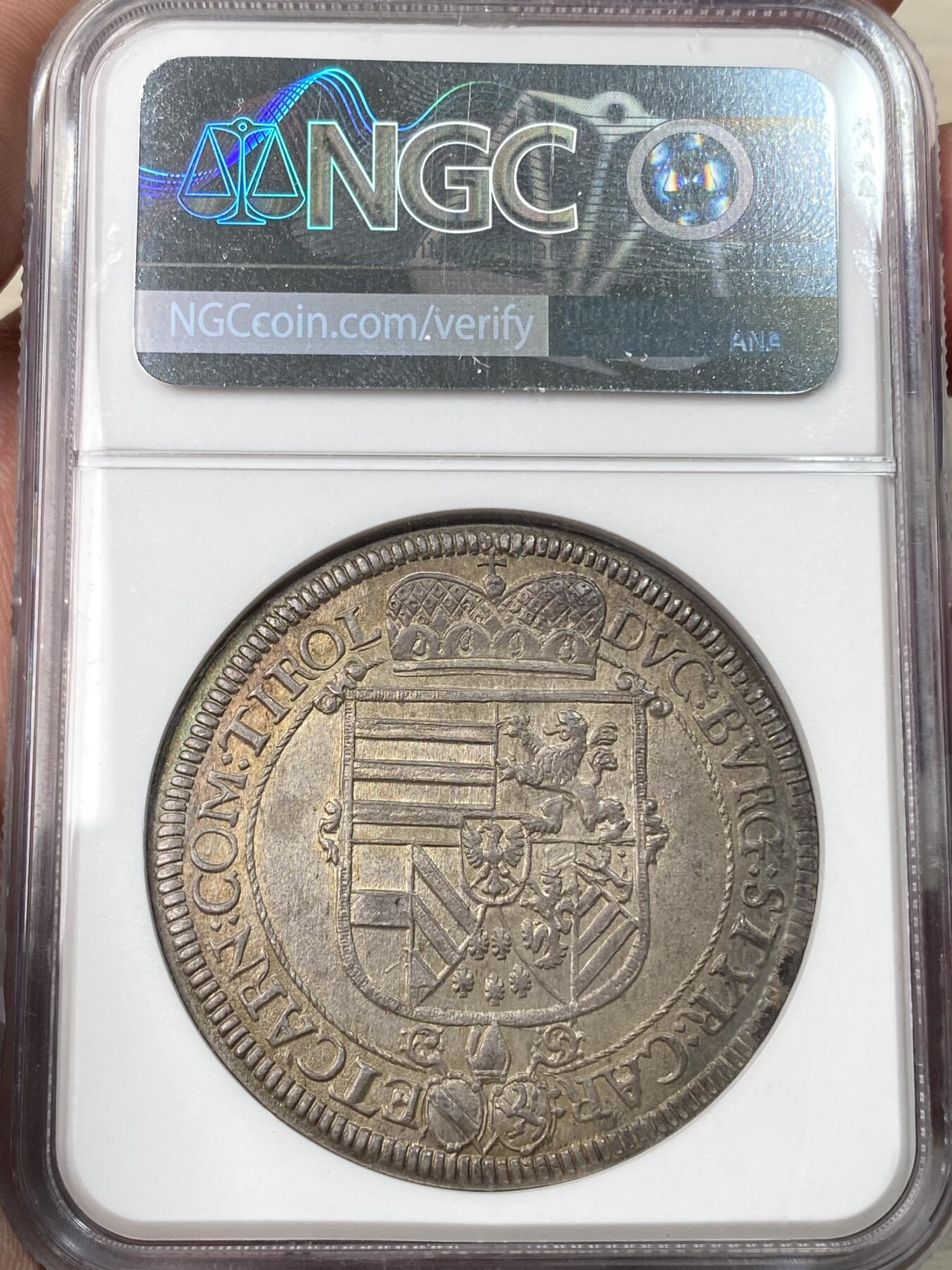 万国钱币拍卖第059期 NGC MS64 1620年神圣罗马帝国利奥波德五世纹章大泰勒 哈尔厂铸造 均匀一色的欧陆五彩包浆 历经四百余年时光洗礼依然保持如此顶级品相 足以证明每任藏家都对其爱护有加 NGC冠军分