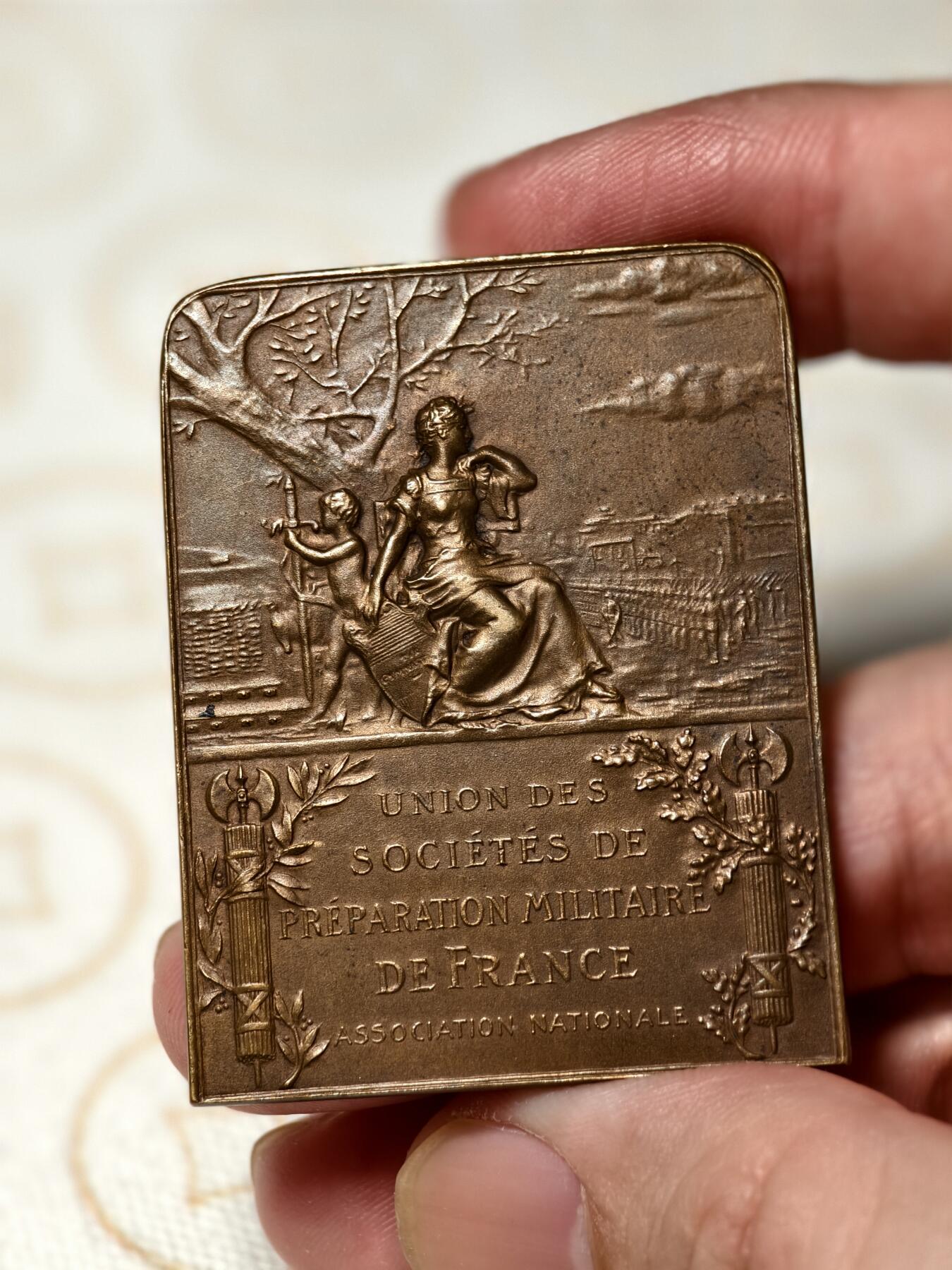 抚柳草堂-第十期章牌钱币  奖章勋章限时免佣 满百包邮 放漏专场 法国军事装备公司联盟铜章 马赛曲凯旋门同款浮雕39.2*50.5mm 重44.5克 三角铜标边铭