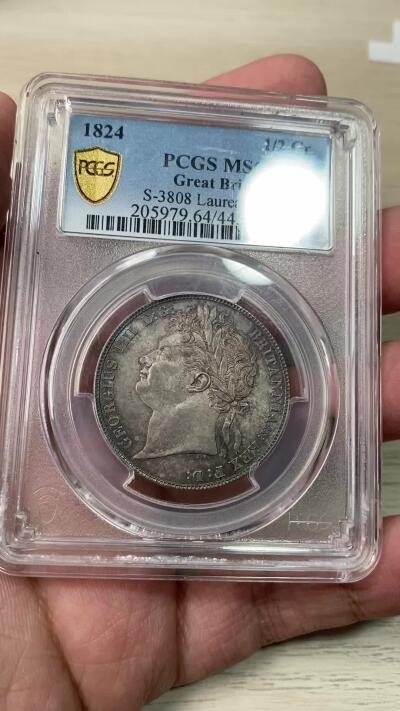 万国钱币拍卖第059期 PCGS MS64 1824年英国乔治四世嘉德1/2克朗银币 乔四流通半克朗中难度最大的一款 原味英式天鹅绒幻彩 丝绸转光底板 非常原始的状态 PC唯二冠军分 可遇不可求的典藏品质