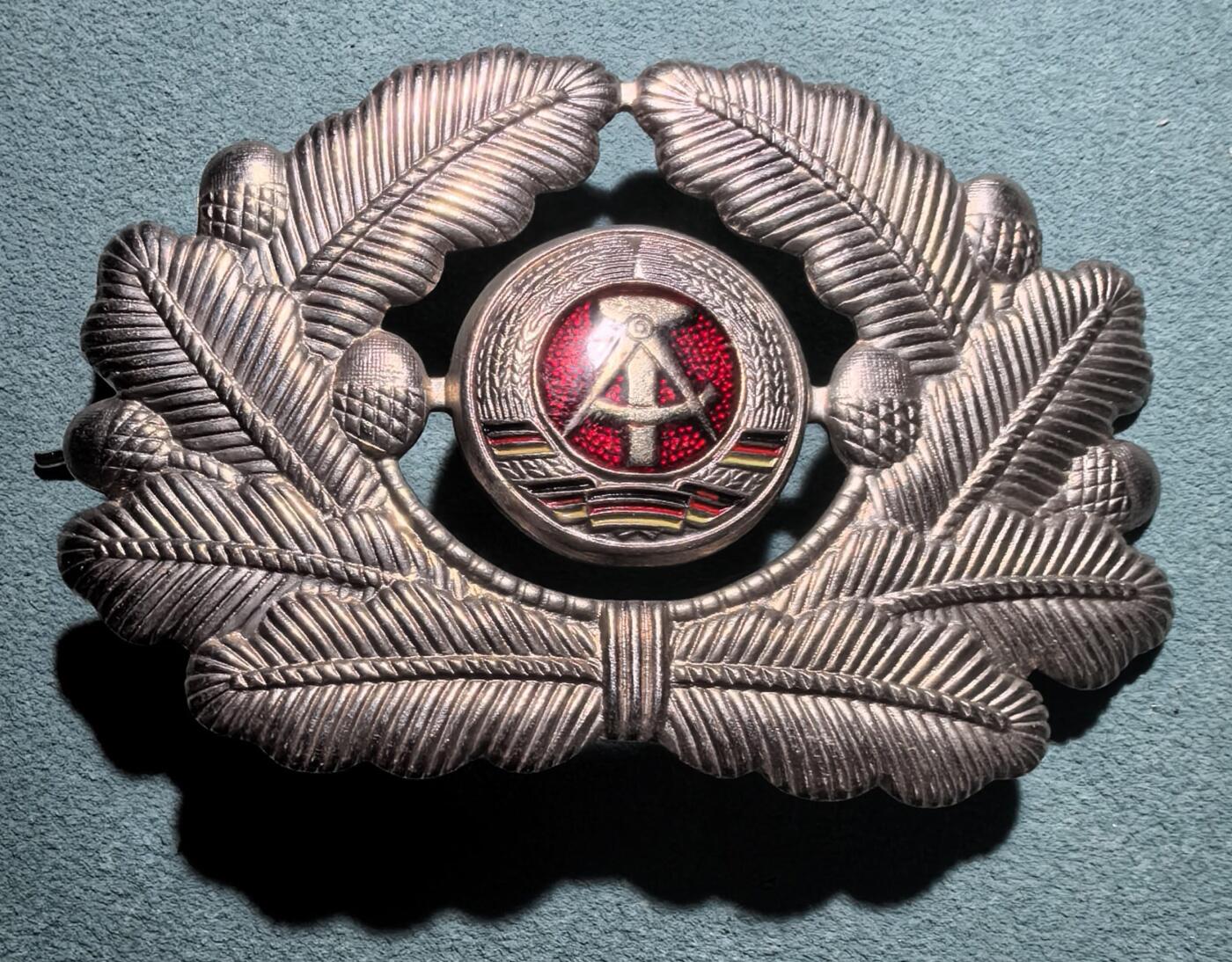 盛世勋华——号角文化勋章邮票专场拍卖第301期 东德人民军陆军军官大檐帽帽徽