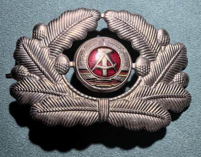 盛世勋华——号角文化勋章邮票专场拍卖第301期 - 东德人民军陆军军官大檐帽帽徽