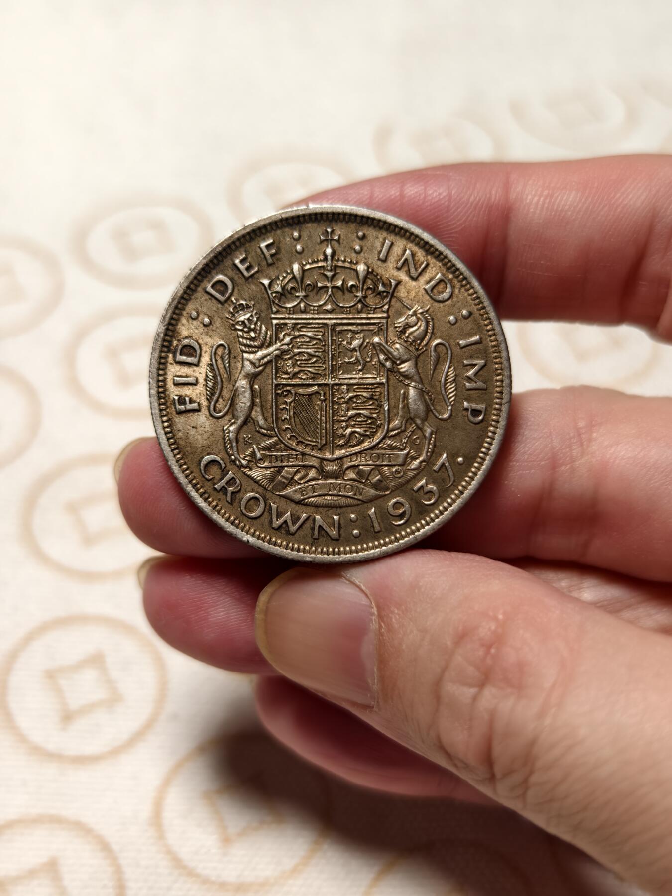 抚柳草堂-第十期章牌钱币  奖章勋章限时免佣 满百包邮 放漏专场 1937英国乔治六世登基克朗纪念银币 包浆柔美细节漂亮 