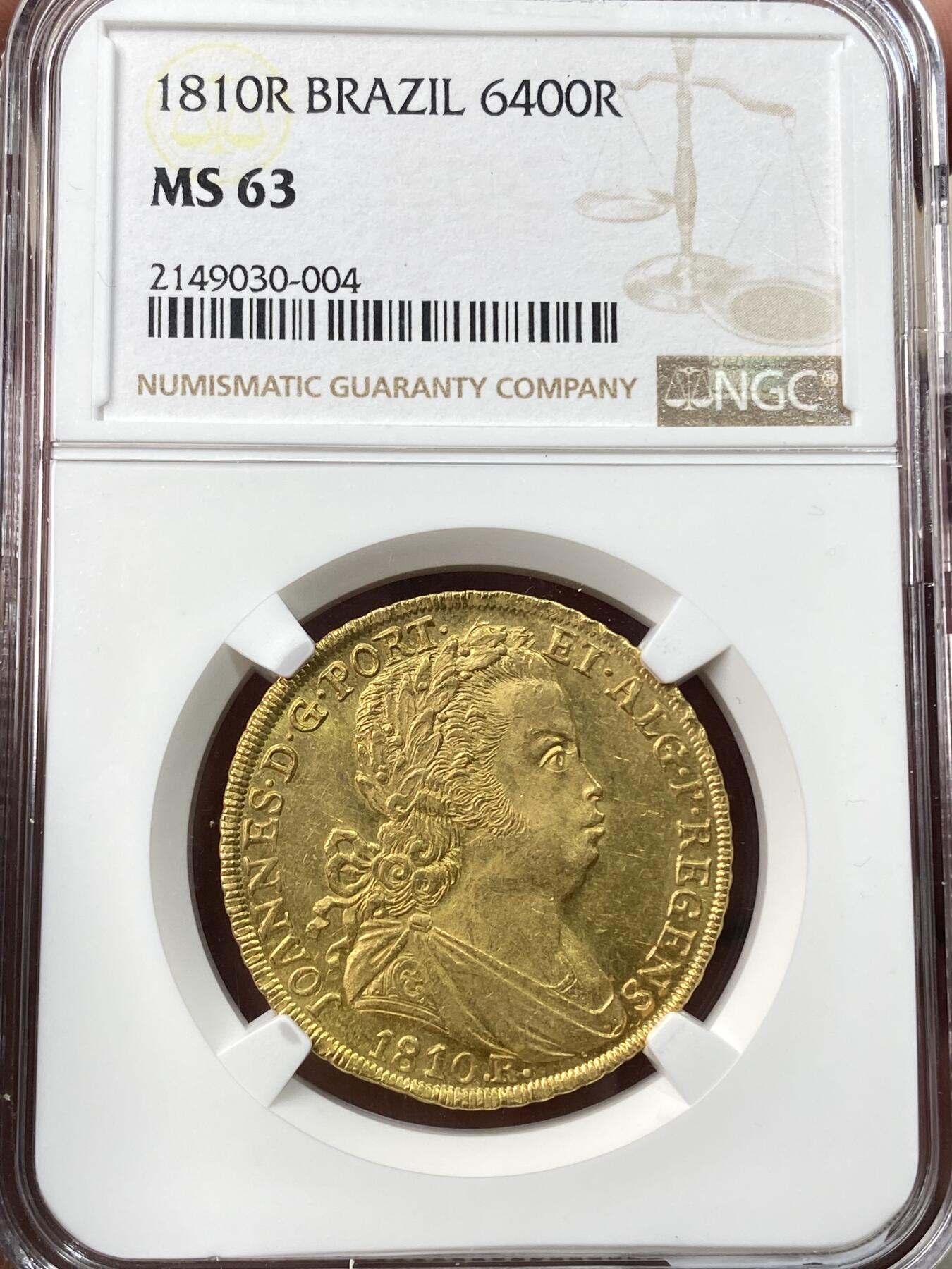 万国钱币拍卖第059期 NGC MS63 1810年巴西摄政皇太子若昂六世6400瑞斯金币 里约热内卢造币厂铸 全深打金光迸发 黄金盾徽异常华丽 其规格等同于西班牙4埃斯库多 洼地品种 典藏级品质 14.34g