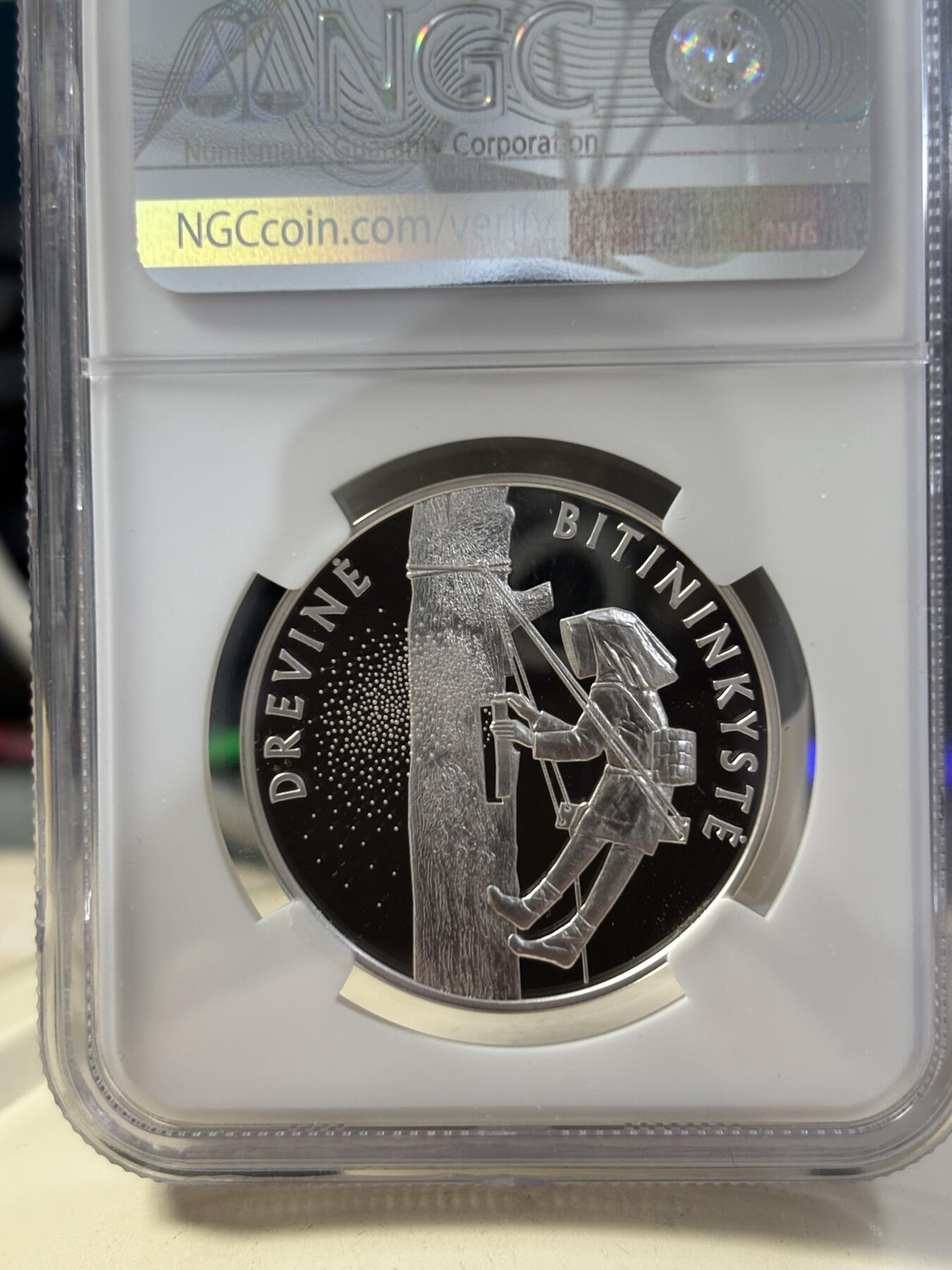 第189期拍卖 立陶宛2020采蜂人镀金纪念银币NGC-PF70首期无原盒证书，23.33克，925银镀金，发行量2500枚