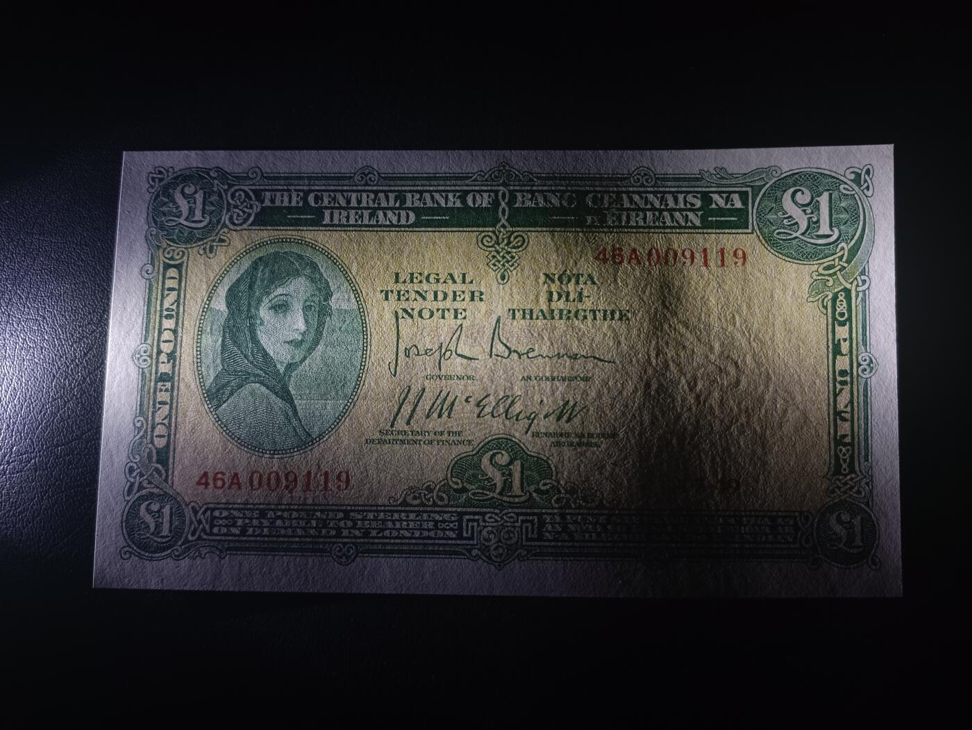 2026一月第四期，总214期 爱尔兰1949年1镑UNC-千位倒置号9119，早期下方有英爱两国货币互换协议的版本，爱尔兰人格化象征“拉维利夫人”
