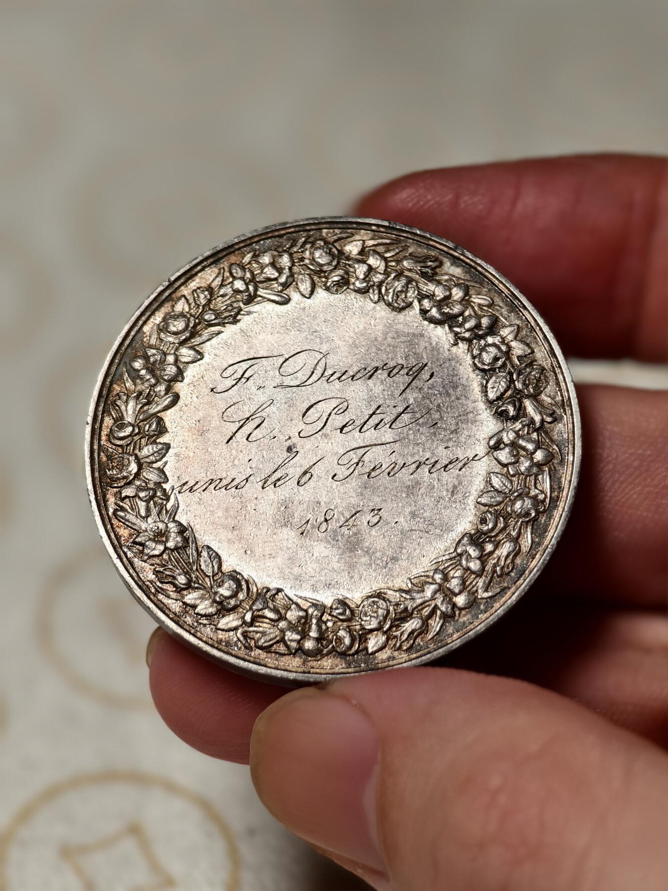 抚柳草堂-第十期章牌钱币  奖章勋章限时免佣 满百包邮 放漏专场 1843年法国婚姻与爱情纪念银章 大尺寸41mm 32.5g 950银少见船首边铭 背面手刻整体状态很不错