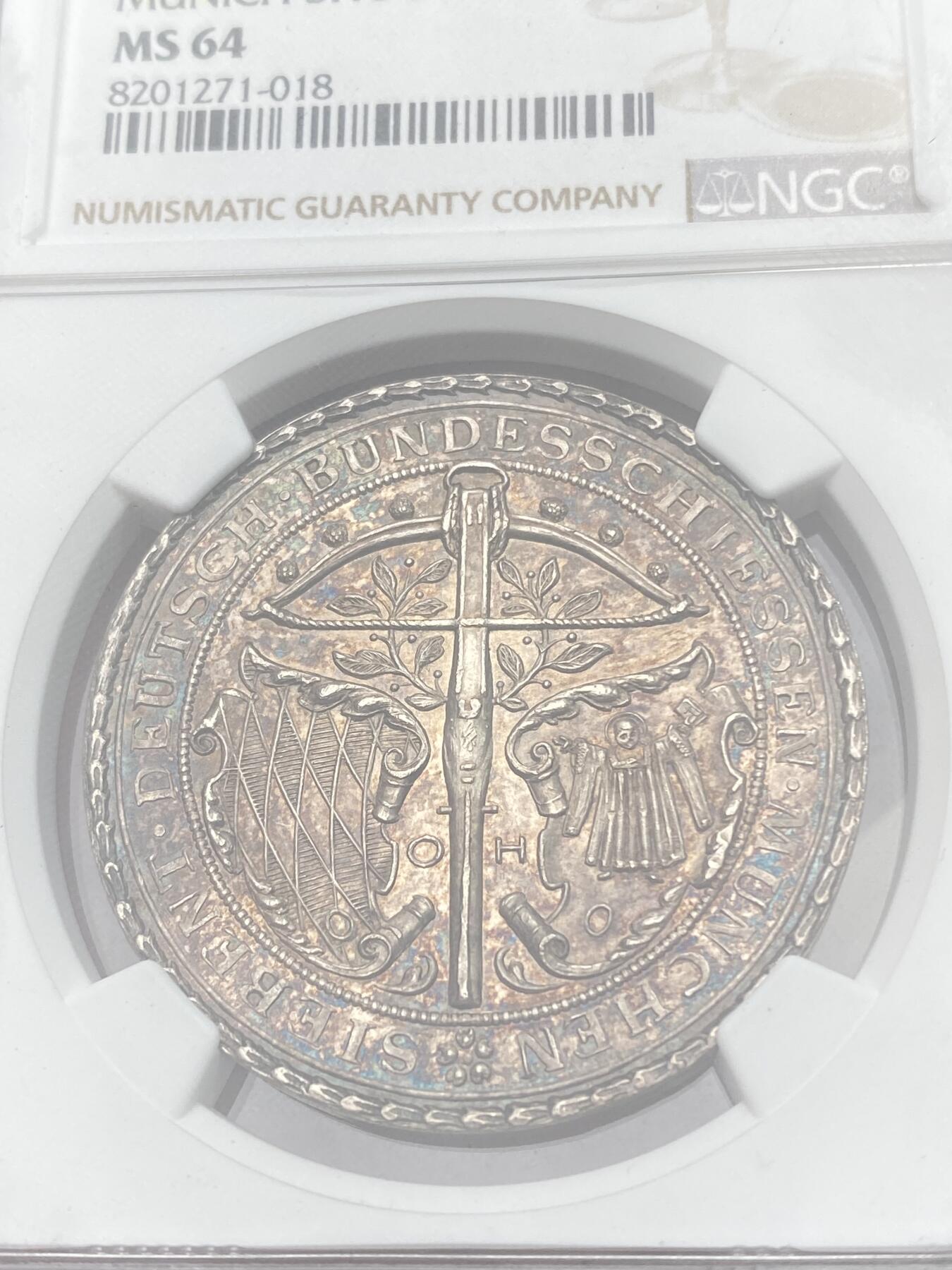 万国钱币拍卖第059期 NGC MS64 1881年德国巴伐利亚慕尼黑联邦射击节大银章 罕见镜面欧陆五彩高浮雕状态 喷砂感极强 慕尼黑徽章与弩箭完美结合 