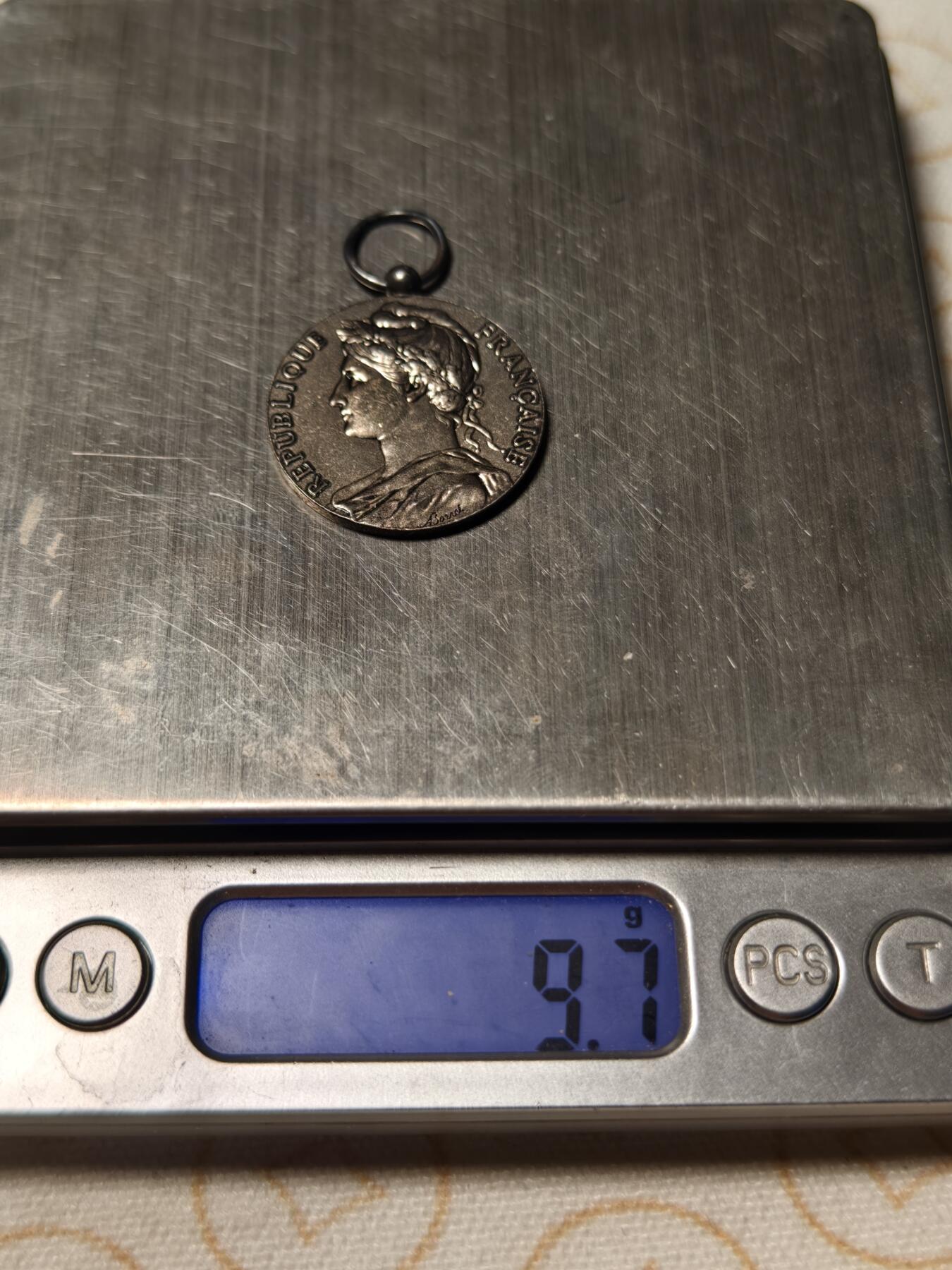 抚柳草堂-第十期章牌钱币  奖章勋章限时免佣 满百包邮 放漏专场 1986法国银级劳工奖章   银质 925银带银标   去掉绶带净重9.7g 品相不错原装绶带