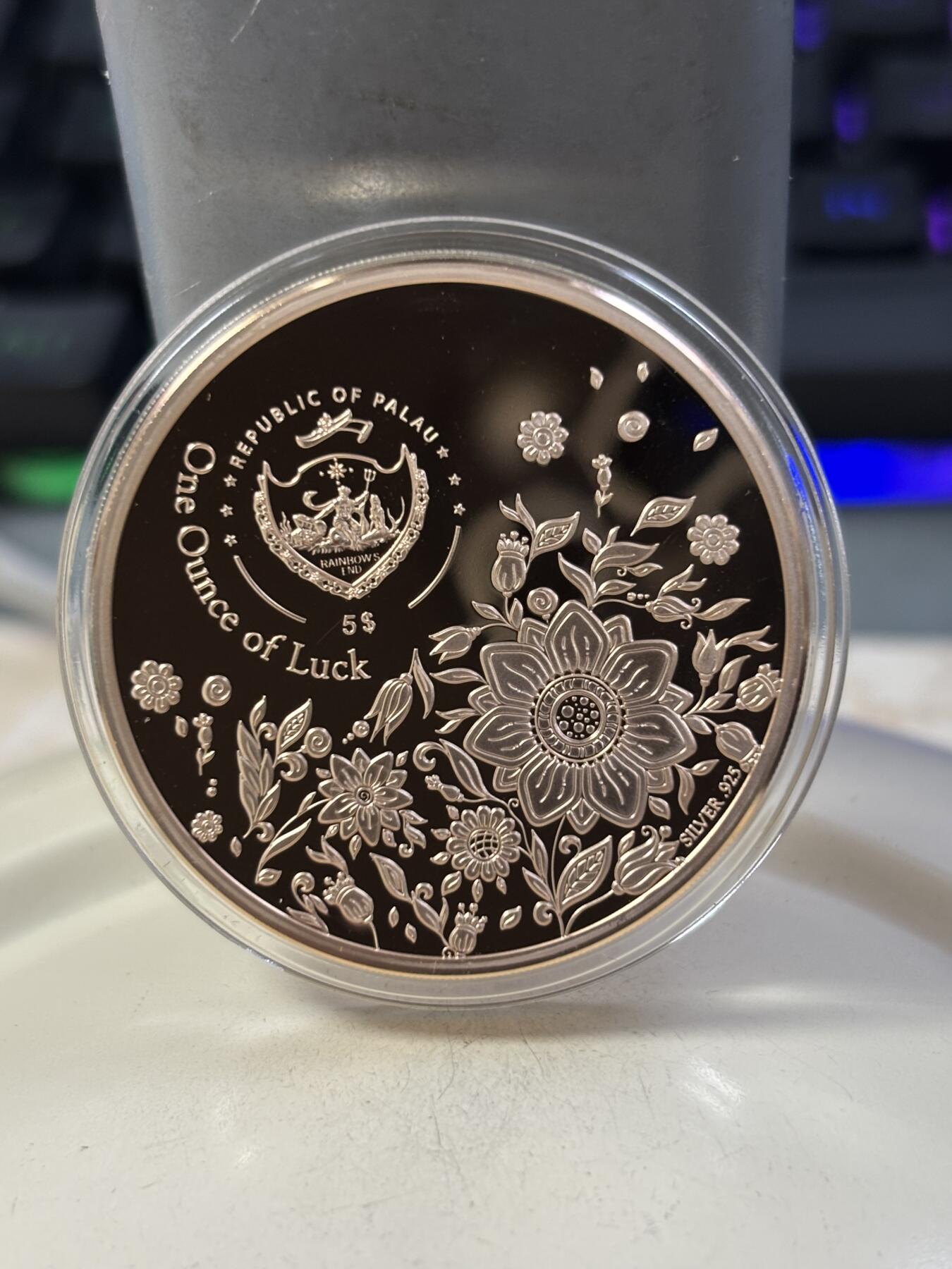 第189期拍卖 帕劳2020年幸运草系列镶嵌四叶草1盎司玫瑰金银币，999银镀金，发行2022枚，币有工艺问题，没有黑色纸套