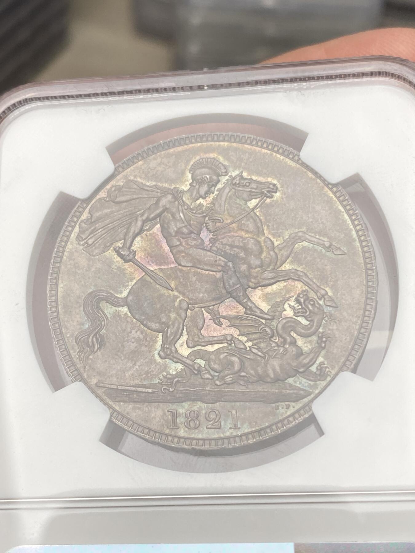 万国钱币拍卖第059期 NGC MS63 1821年SECUNDO英国乔治四世马剑克朗 英国马剑系列中的名誉品种 Pistrucci倾力之作 浓郁英伦五彩浮雕感极强 观感超越分数的状态 刚刚结束的SBP纽约拍卖62分成交价4320美金