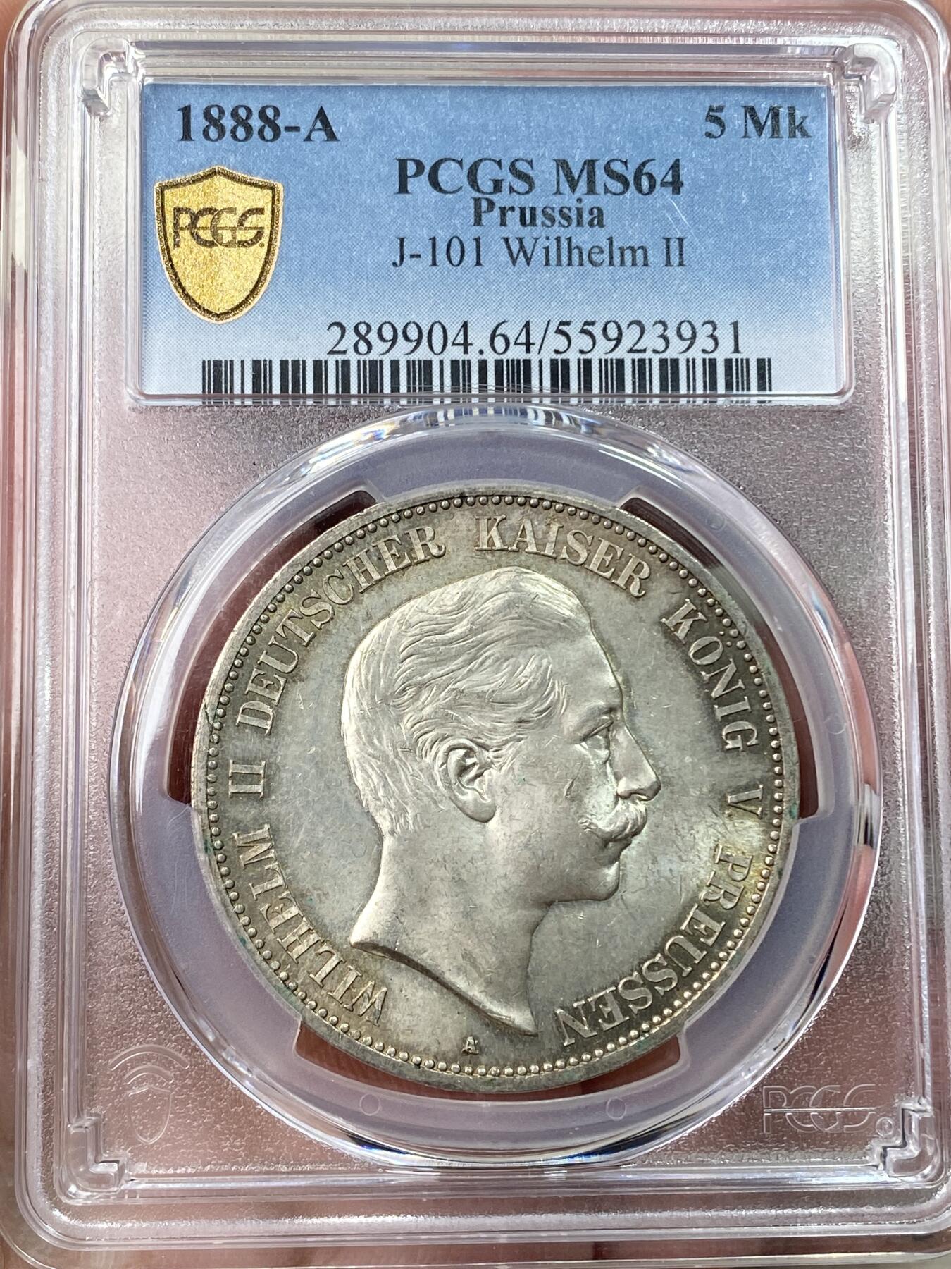万国钱币拍卖第059期 PCGS MS64 NGC MS63 1888年德国三皇之年威廉二世短翅流通5马克 仅单年发行且流通充分的短翅马克名品 也是德意志第二帝国三皇年系列中不可或缺的一枚 高分高品极其难得 黄油转光底板原味五彩环绕 细节锋利异常