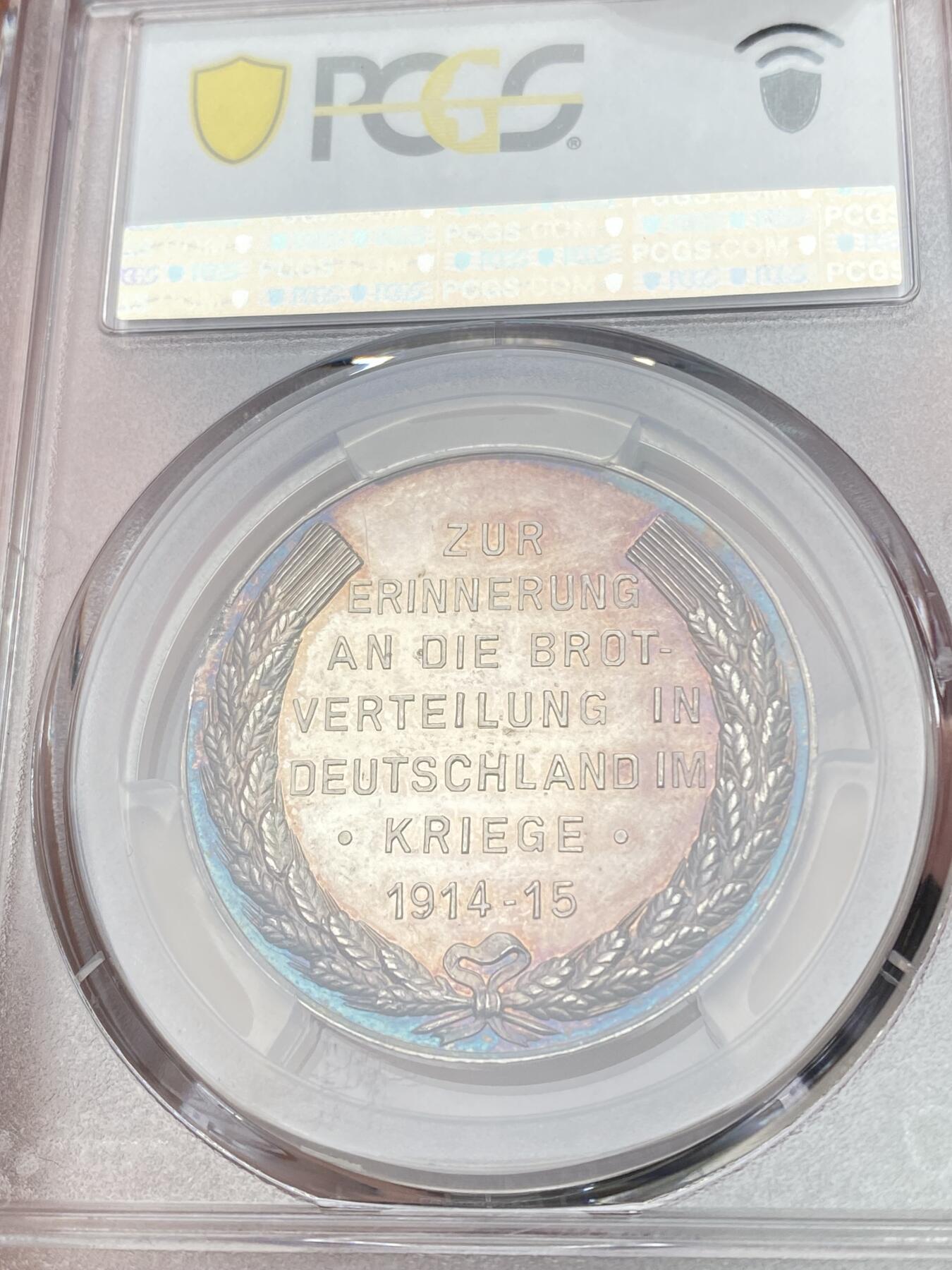 万国钱币拍卖第059期 PCGS SP64 1915年德国一战历史银章 国家饥荒救济面包计划 德国母亲为两个孩子喂食面包，画面温馨可爱，绚丽彩浆。顶级镜面工艺，冠军分。官网广告章，高浮雕实物绝美。纽伦堡造币厂，德章大师Lauer作品。