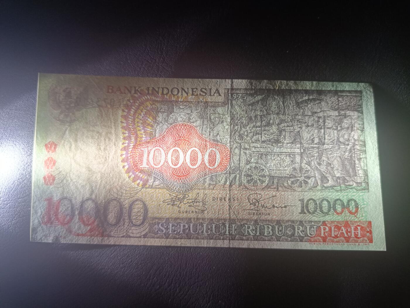2026一月第四期，总214期 印度尼西亚1975版10000卢比AUNC，佛塔浮雕和传统工艺面具，此版本最大面值