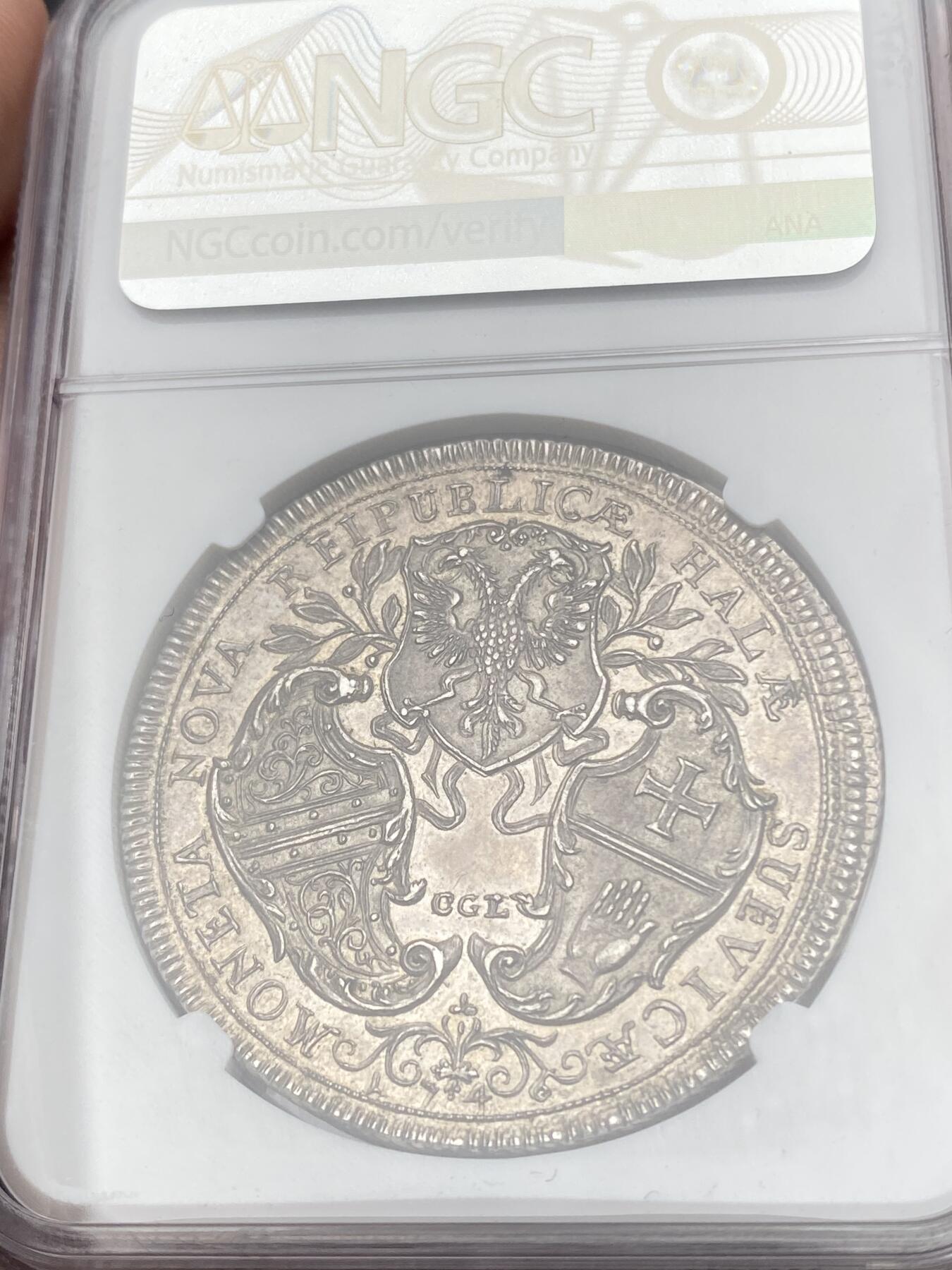 万国钱币拍卖第059期 NGC MS62 1746年神圣罗马帝国时期哈尔自由市三盾徽大泰勒 发行量仅800枚的神罗大泰勒 正面人像为时任神罗皇帝的弗朗西斯一世 同时也是玛利亚特蕾莎的丈夫 背面为设计独特的哈尔三盾徽 领先时代的顶级工艺 高浮雕质感跃然币面 原味淡彩收藏级品质