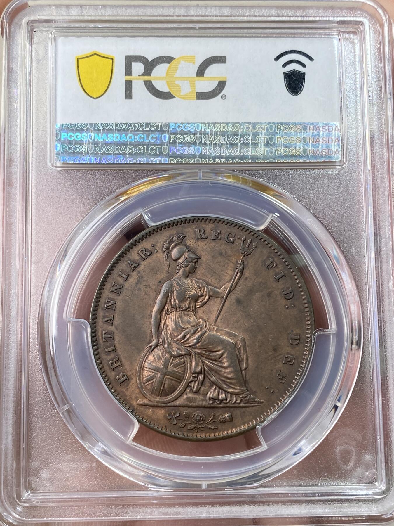 万国钱币拍卖第059期 PCGS MS63 1848/7年英国维多利亚便士 人见人爱的小维便士，早期用料很足，又大又厚，原铜色非常舒服。打制犀利高分好状态，大颗巧克力原生包浆醇厚。稀有的骑字版，市面很难见到。63分克劳斯目录价很久之前的参考价就是950美金，英系价格早已进阶。热门收藏潜力股，年轻可爱辫子头小维。