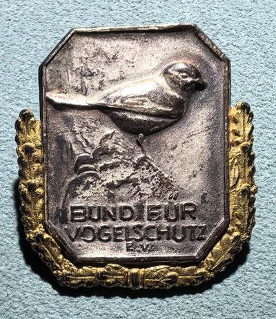 盛世勋华——号角文化勋章邮票专场拍卖第301期 - 德国（邦国）1910年代帝国鸟类保护协会金级证章 银质带900银标 带厂标 类似铜质别针售价165欧参见图三