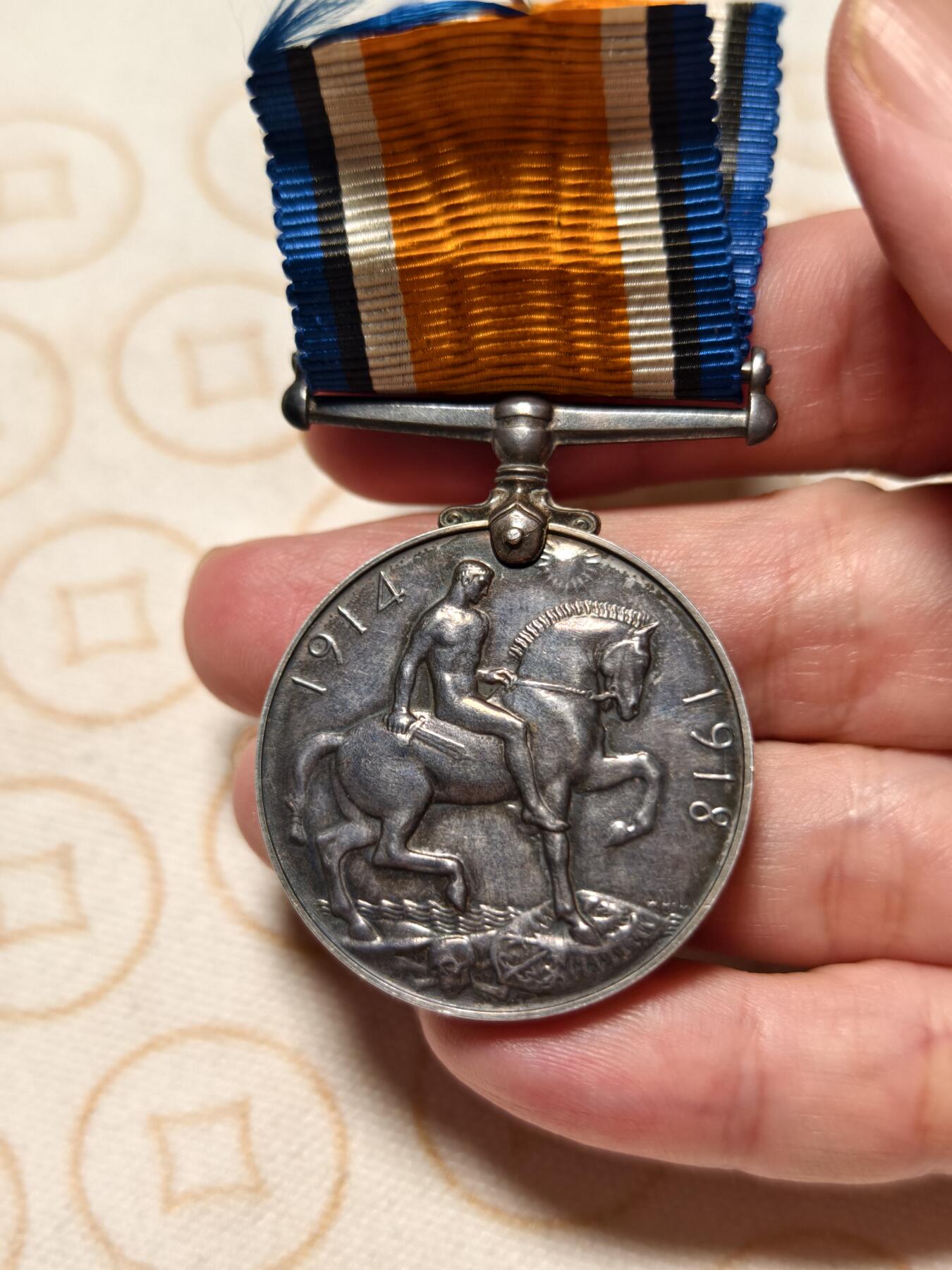 抚柳草堂-第十期章牌钱币  奖章勋章限时免佣 满百包邮 放漏专场 1918英国一战战争奖章 银制 重1盎司925银 原绶带带边铭 去掉绶带重32.9g 银料价超650了